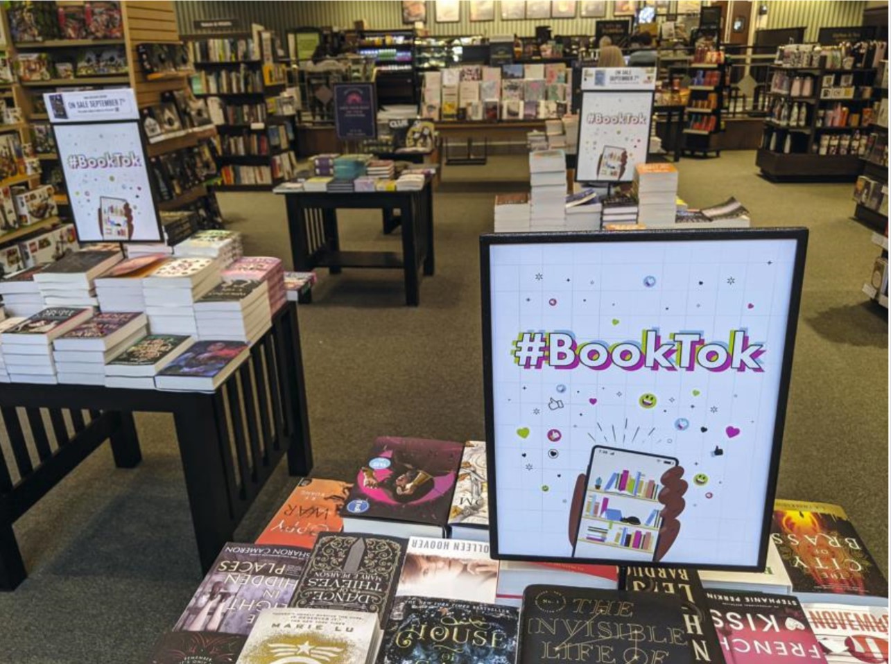 Face à la montée du phénomène BookTok, certains libraires ont décidé de mettre en avant, dans leurs vitrines, les titres vantés par les jeunes influenceurs sur le réseau. SIPA/AP/Tali Arbel