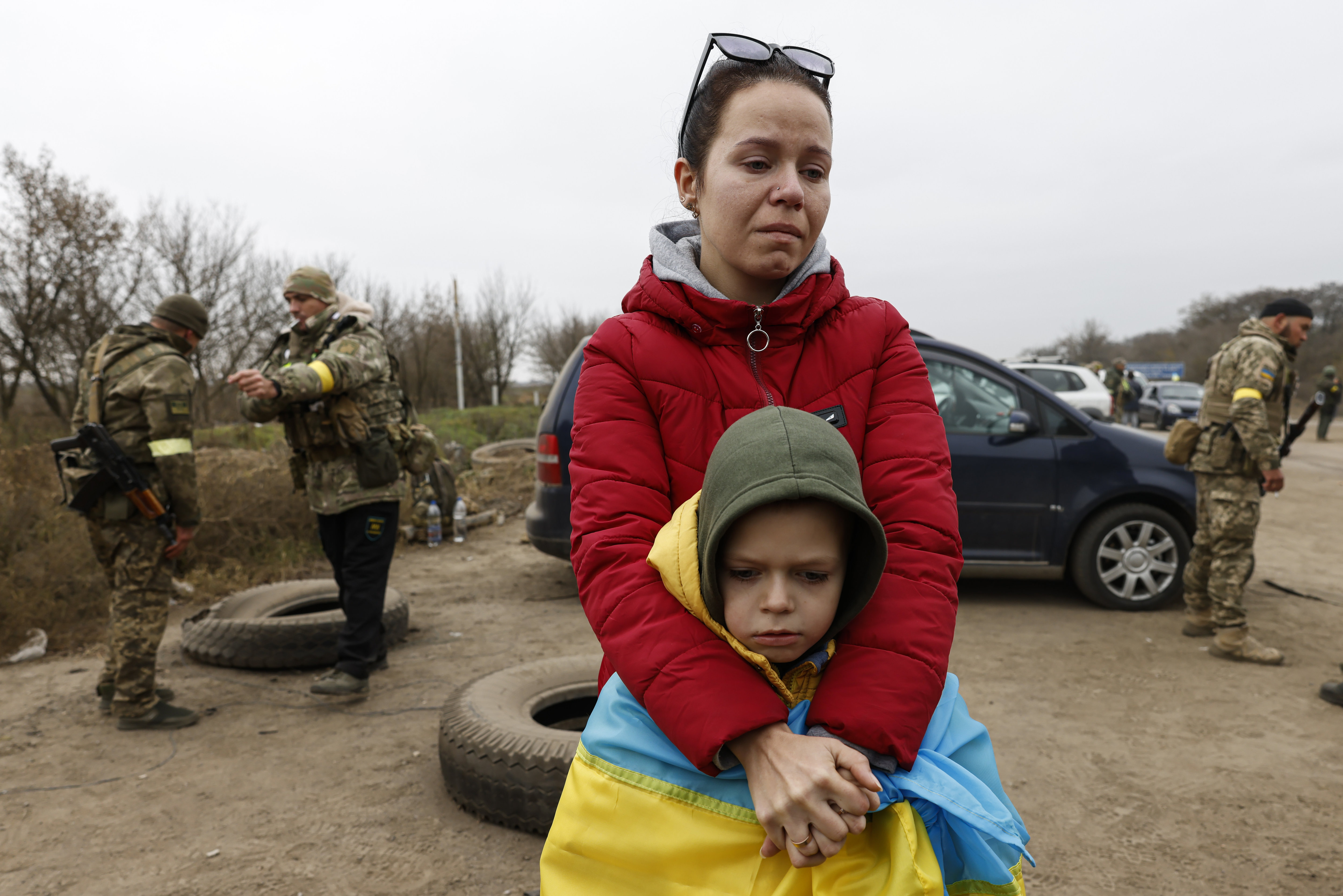 Valentina et son fils Daniel sont venus saluer et remercier les soldats ukrainiens d'un check-point près de Kherson. LP/Olivier Corsan