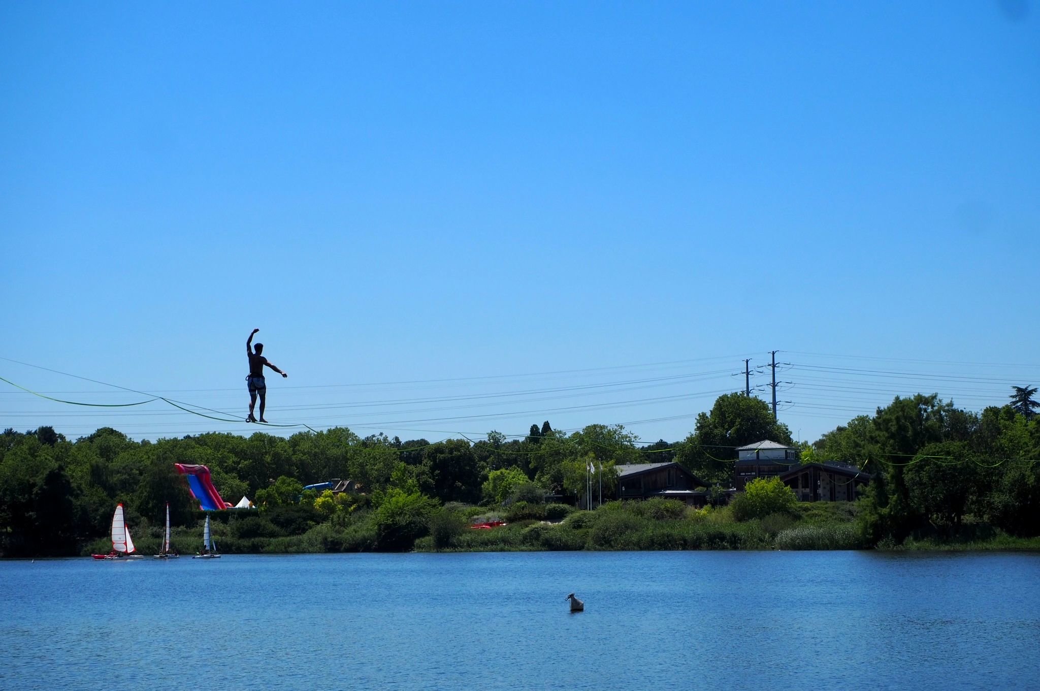 Créteil (Val-de-Marne), vendredi 15 juillet. Philippe Soubies, sportif professionnel et membre de l'association Parislack, a traversé le lac sur une sangle longue de 250 mètres, à 10 mètres au-dessus de l'eau. LP/C.T.
