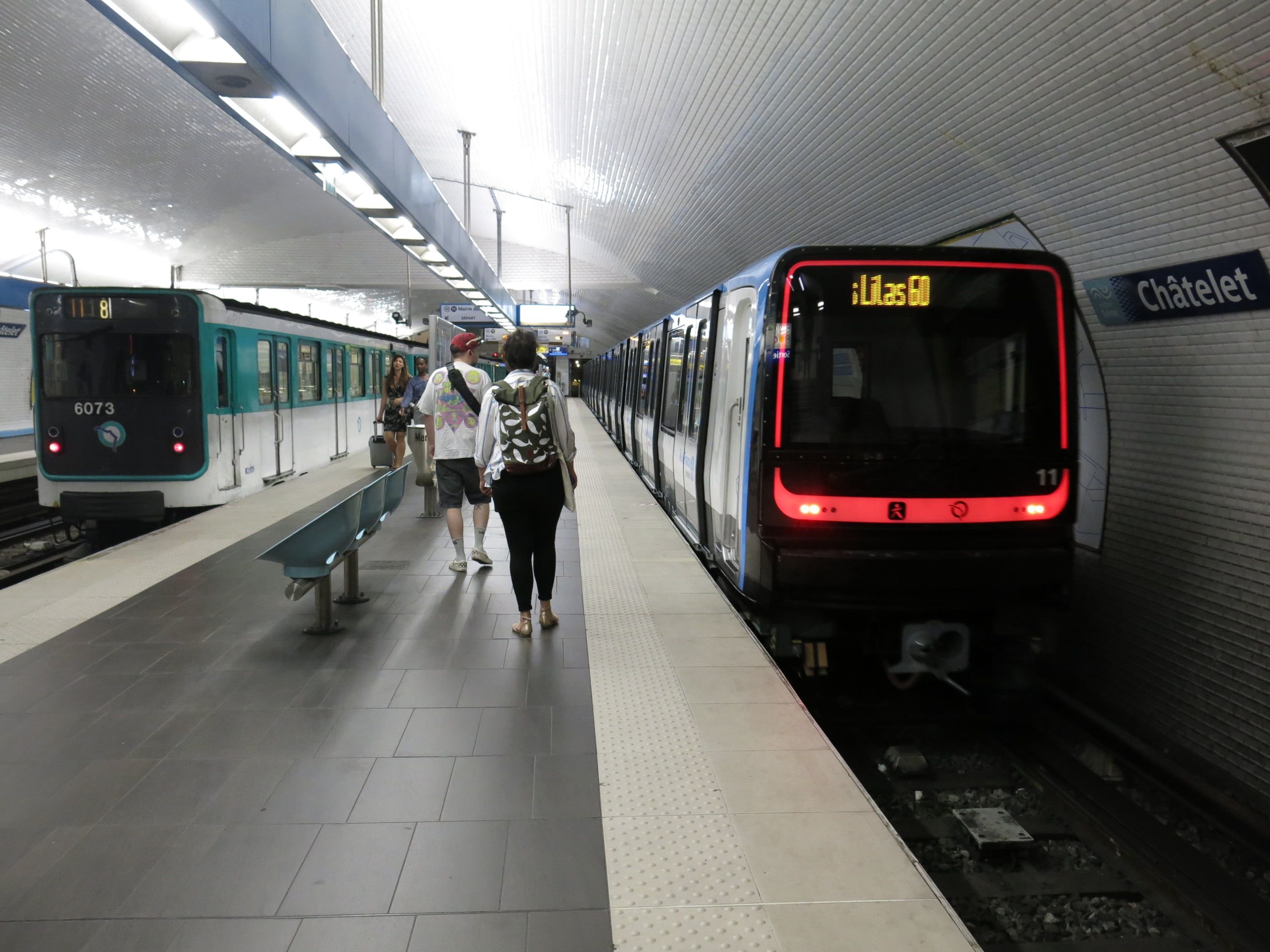 Station Châtelet, jeudi 8juin 2023. Soixante ans d'âge séparent ces deux métros de la ligne 11. D'ici moins de deux mois, les plus anciens (à gauche) auront tous été remplacé par des rames de dernière génération.