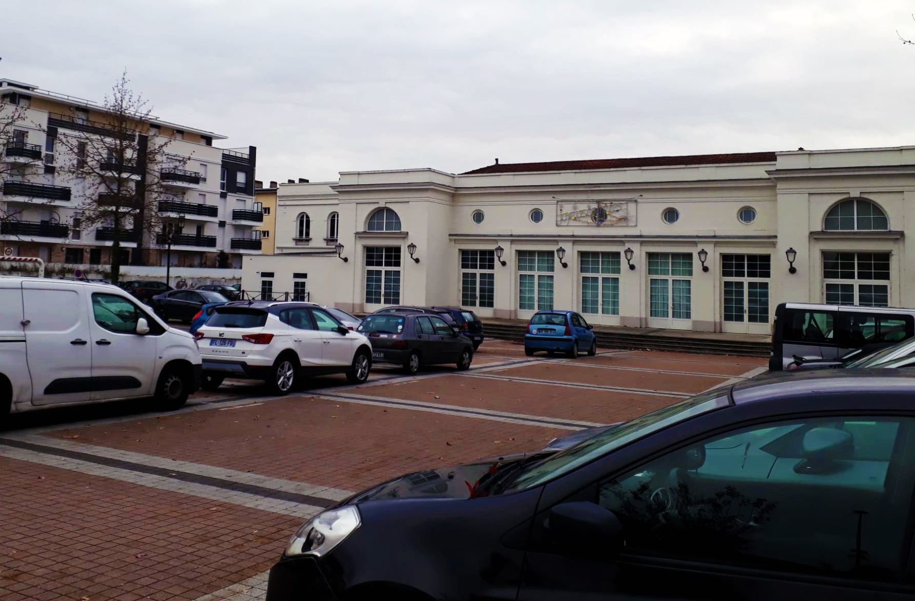 Montmagny, ce dimanche 3 décembre. C'est sur ce parking, devant le parvis de la salle des fêtes donnant sur l'avenue du Général-de-Gaulle, qu'a eu lieu l'agression. LP/Marie Persidat