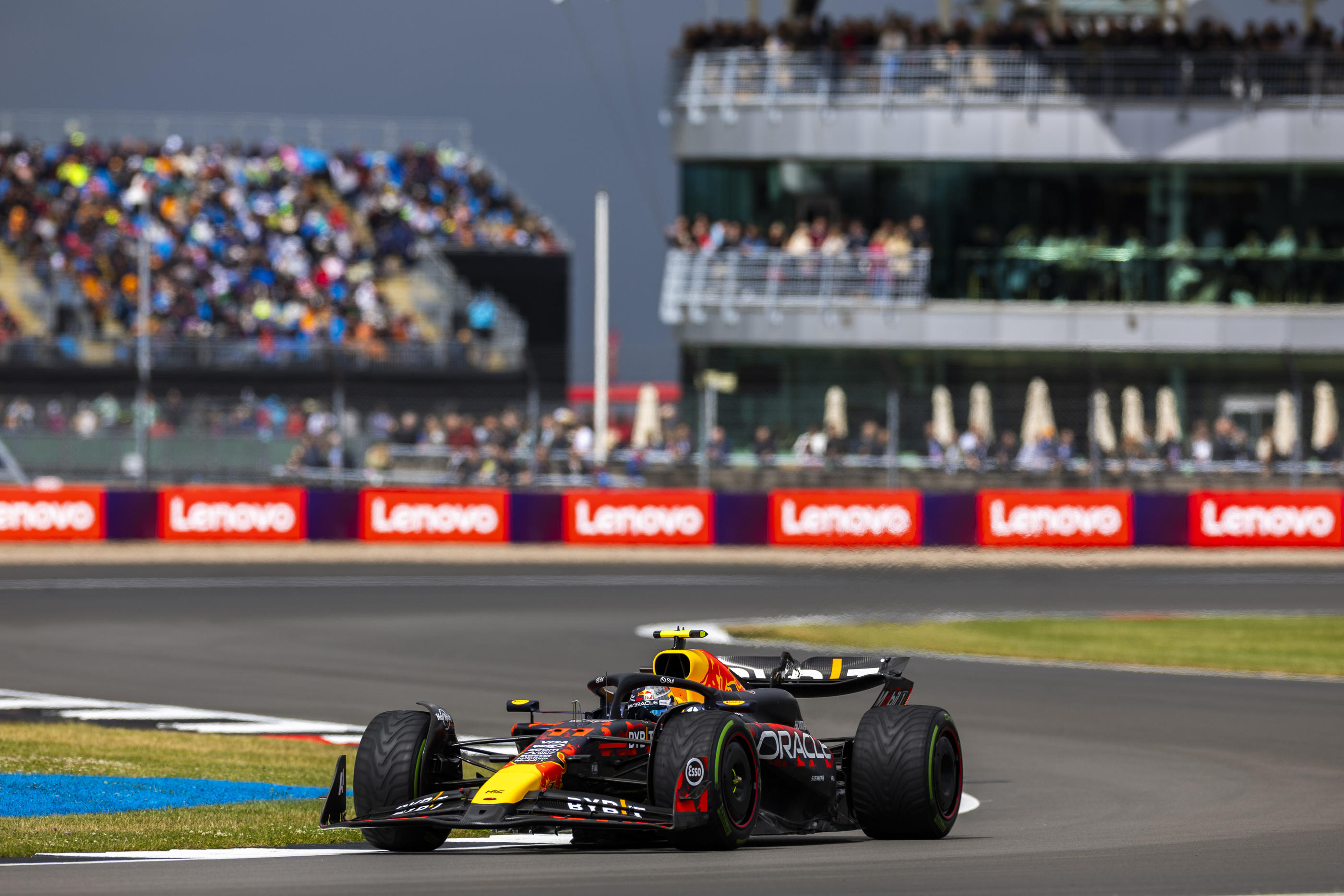 Max Verstappen termine 2e du Grand Prix de Grande Bretagne. Le néerlandais et son écurie conservent leur premières places aux classements pilotes et constructeurs. Icon Sport