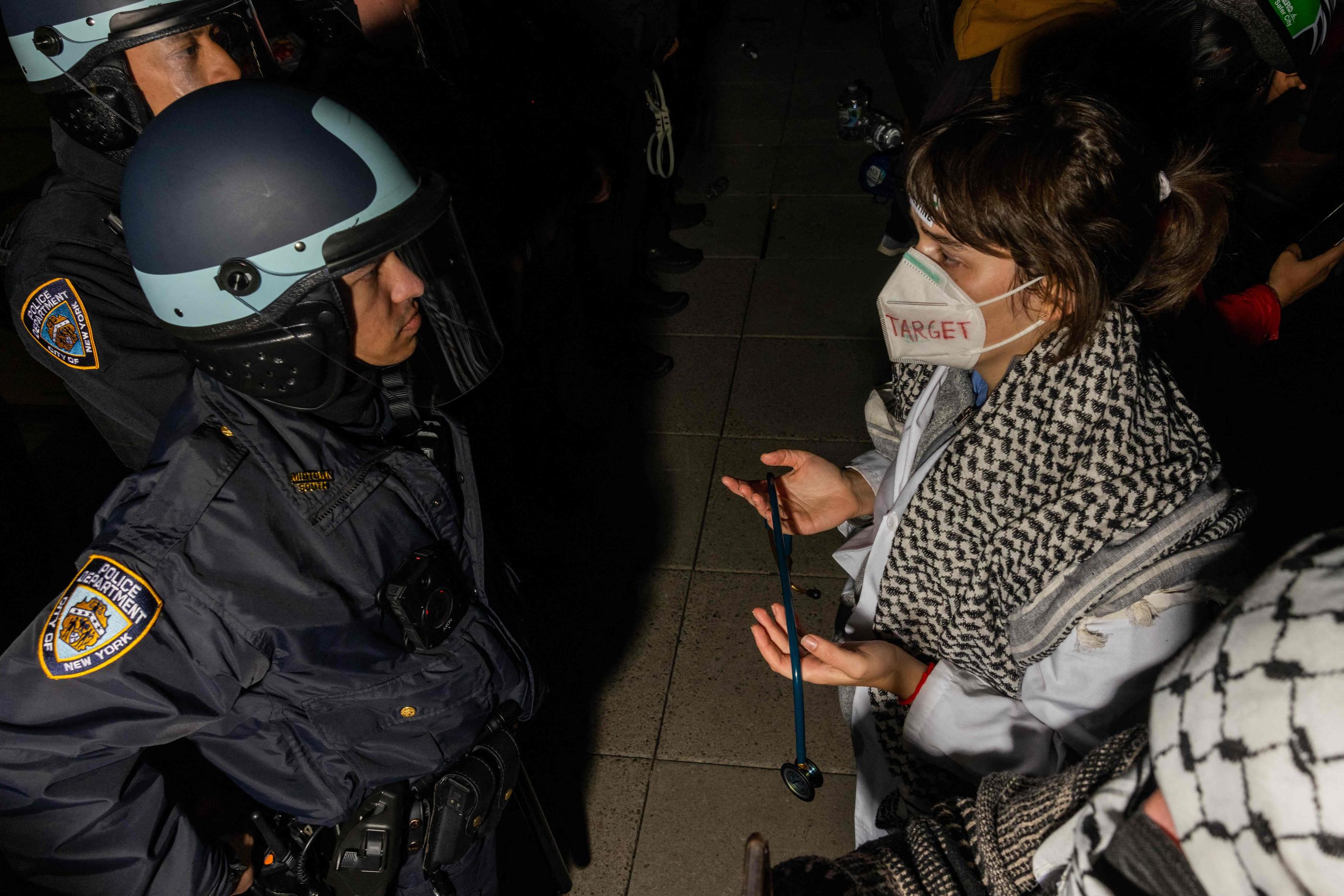 Une manifestante propalestinienne fait face à un policier lors d'une manifestation sur le campus de l'université de New York, le 22 avril. AFP/Alex Kent