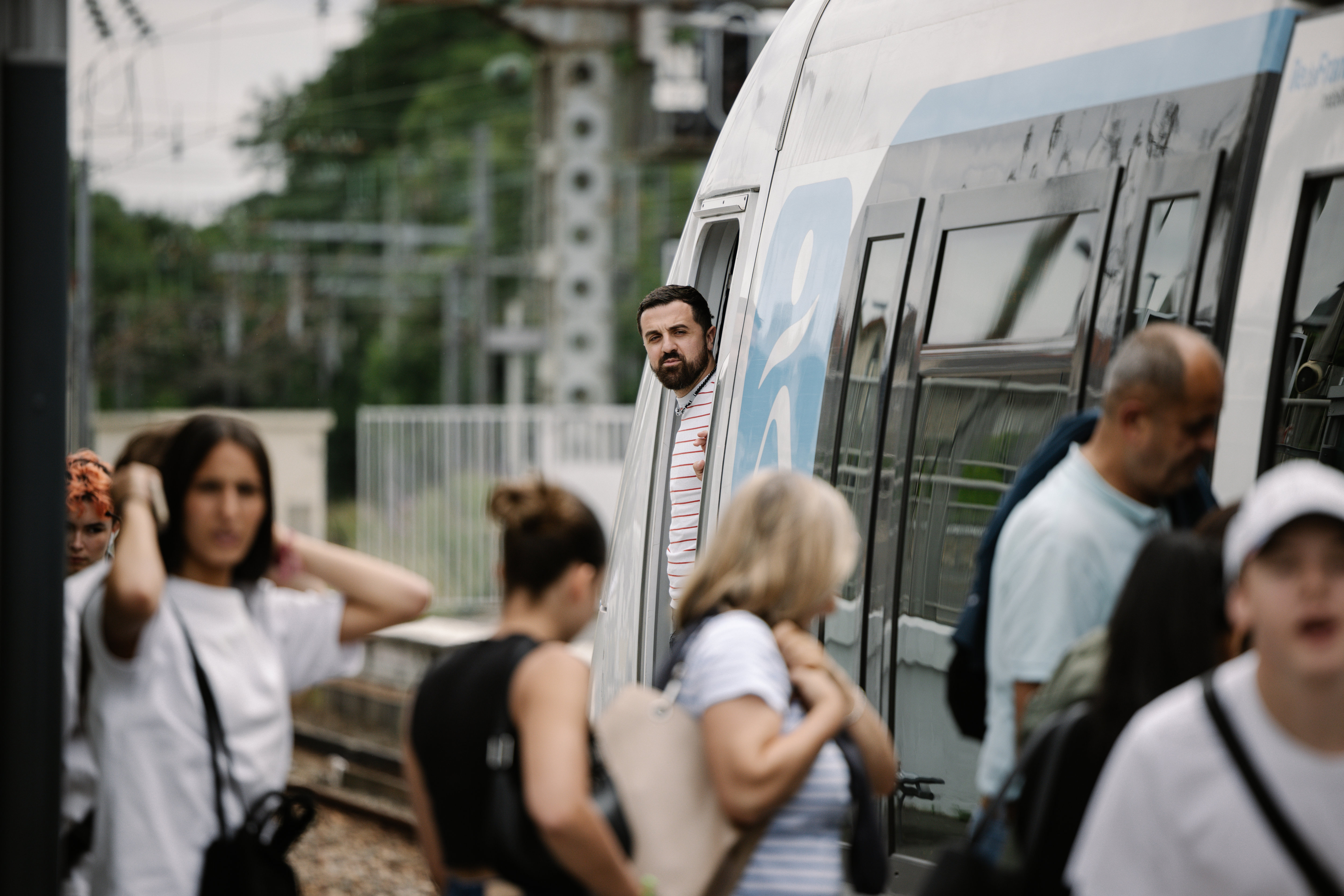 La montée des passagers dans le train fait l'objet d'une attention particulière de la part du conducteur car de nombreux usagers peuvent se montrer imprudents. LP/Arnaud Dumontier.
