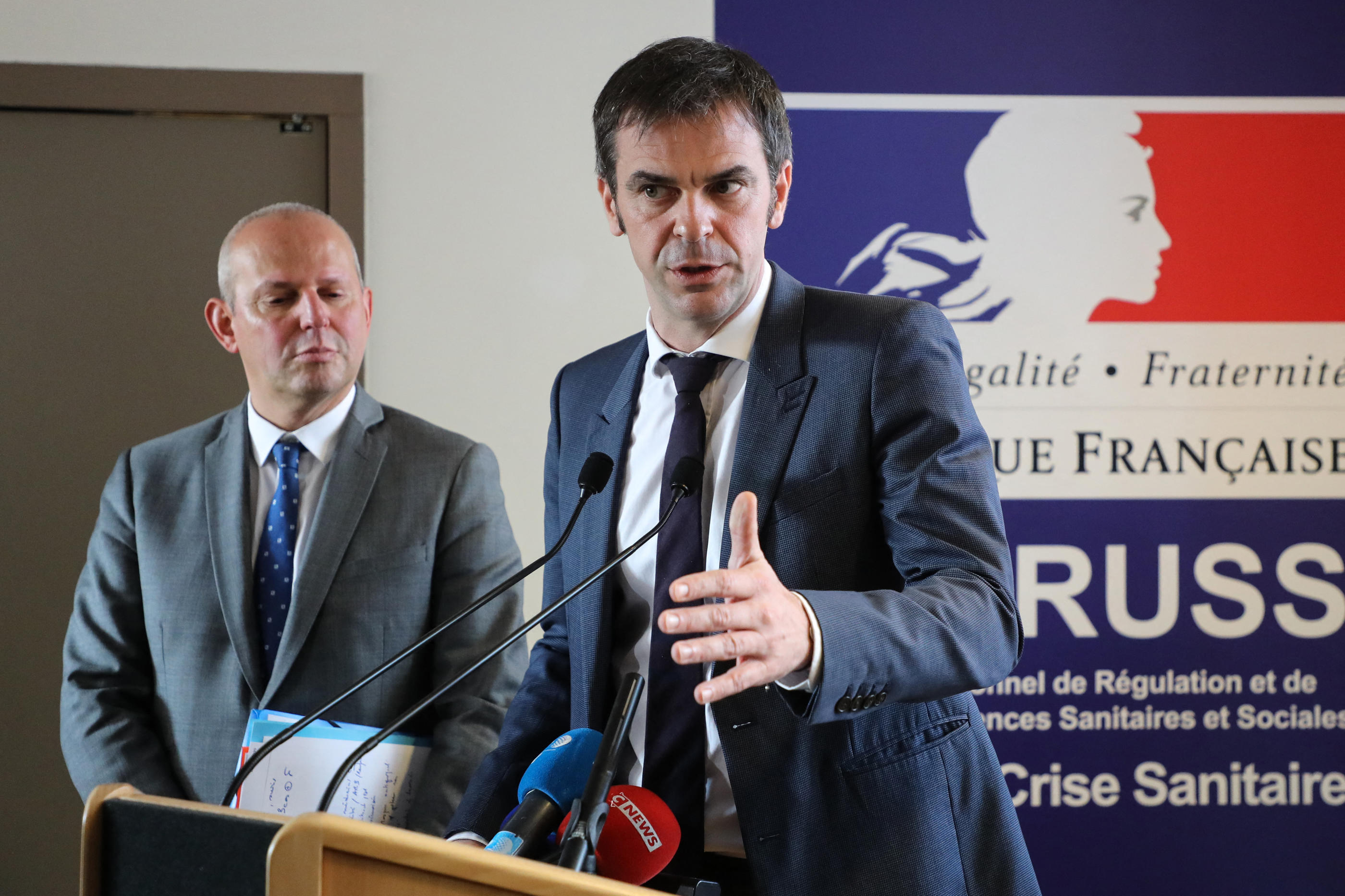 Le directeur général de la santé Jérôme Salomon et l'ex-ministre de la Santé Olivier Véran le 18 février 2020, lors d'une conférence de presse consacrée au coronavirus. AFP/Ludovic Marin