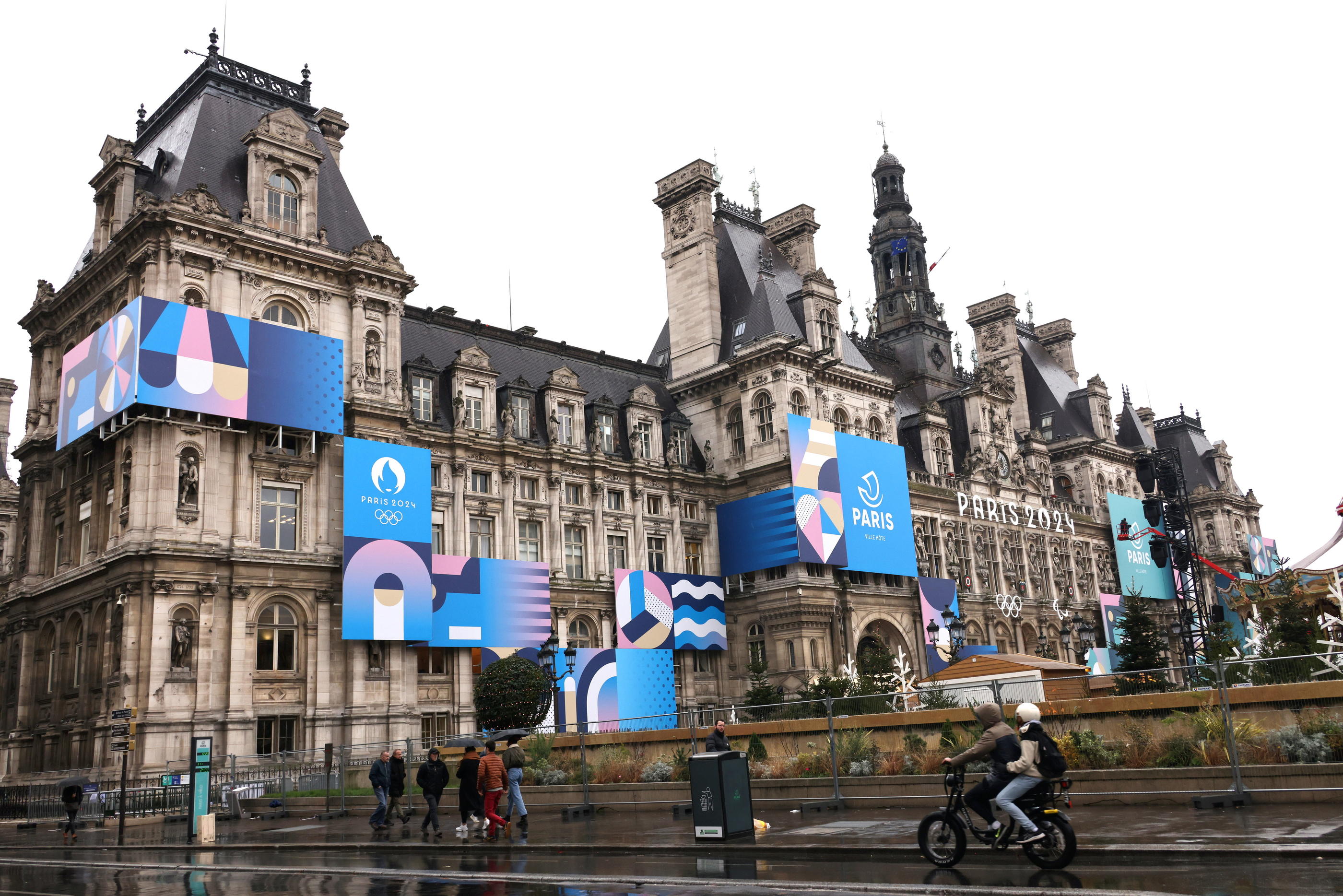 Paris (IVe), lundi 27 novembre. La façade de l'Hôtel de ville a été redécorée aux couleurs des Jeux Olympiques et Paralympiques de Paris 2024. LP/Delphine Goldsztejn