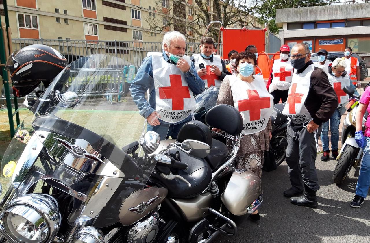 <b></b> Goussainville. Les motards des Ramblers riders distribuent les colis de la Croix-Rouge. A gauche, Serge Pétavi, l’ancien président de l’association.