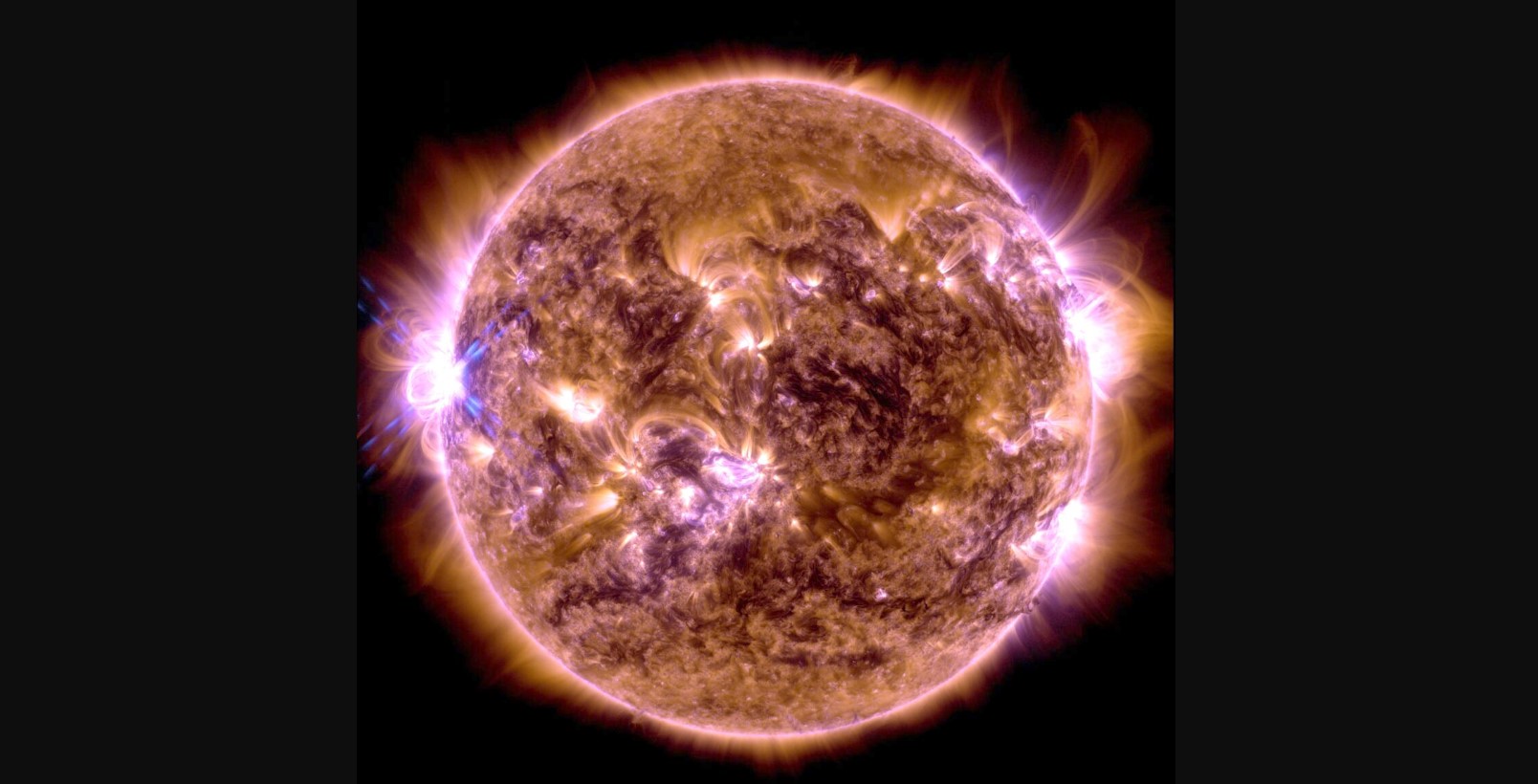 A gauche de l'image, l'éruption solaire du 31 décembre 2023. NASA/SDO