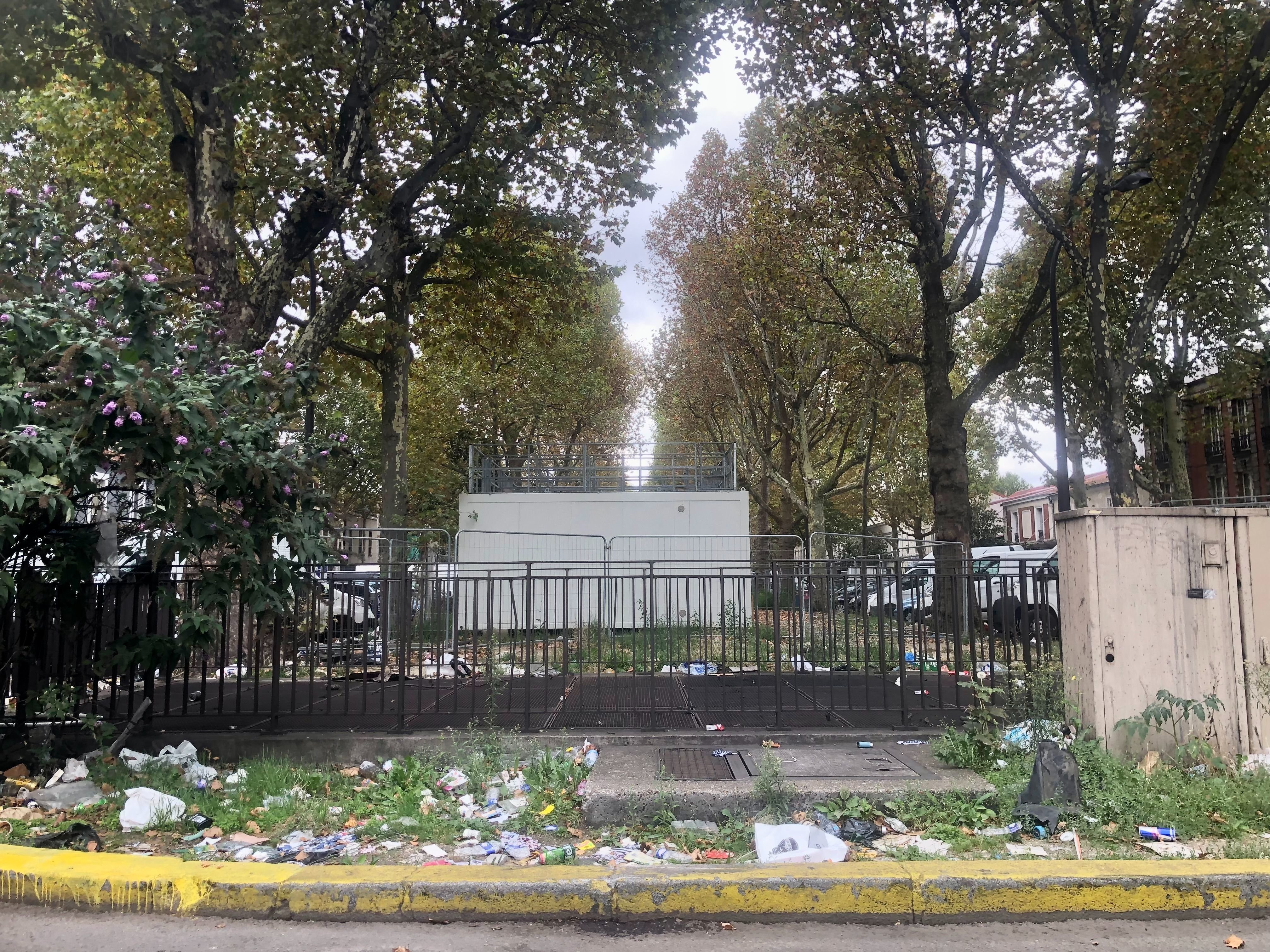 Pantin (Seine-Saint-Denis), ce mercredi. De nombreux déchets jonchent l'avenue du Cimetière-Parisien, dont la Ville de Paris est propriétaire. LP/H.H.