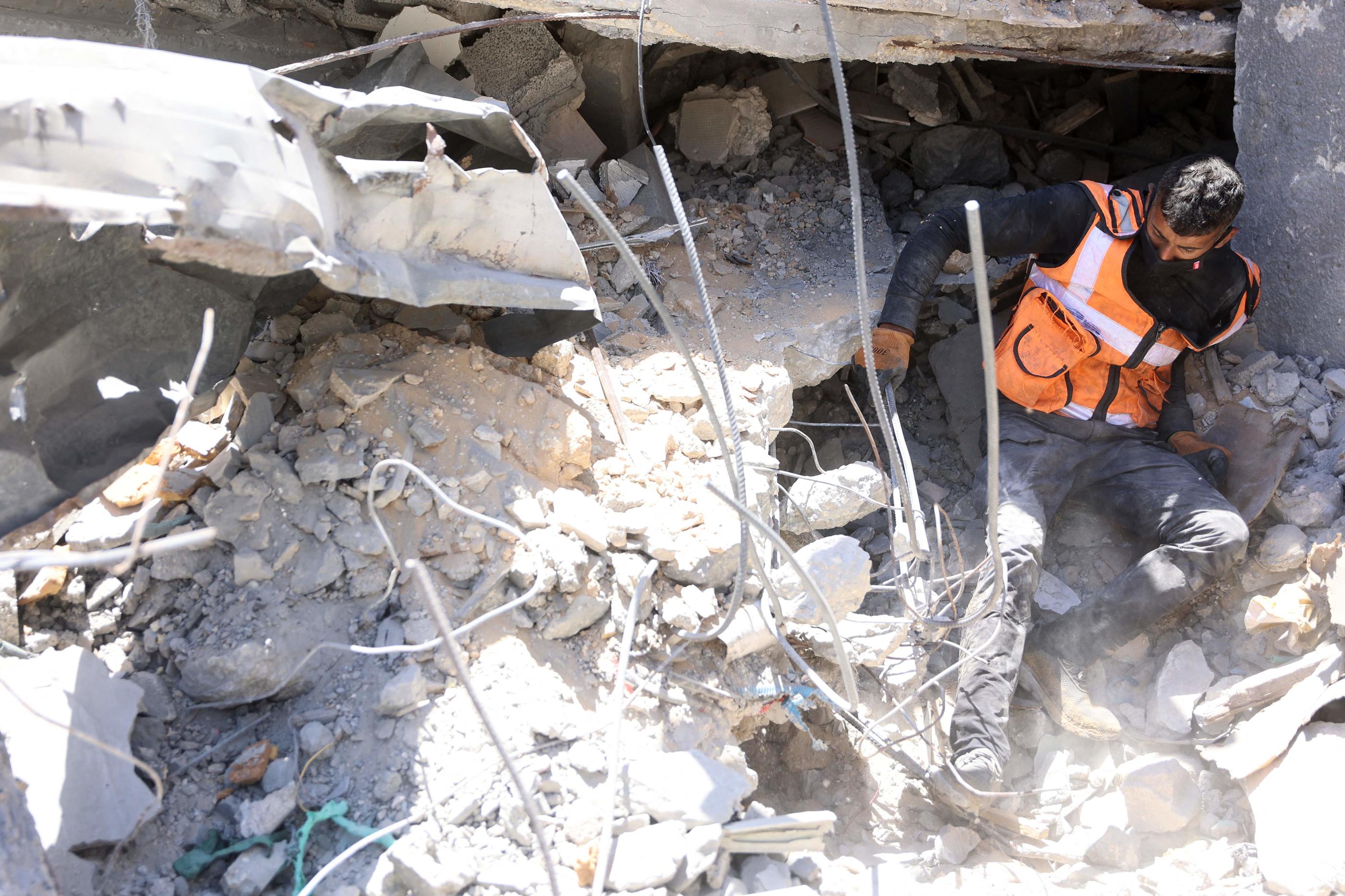 Un membre de la défense civile palestinienne fouille les décombres d'un bâtiment touché lors d'une frappe israélienne dans le camp de réfugiés de Jabalia, au nord de Gaza, le 1er juin 2024. Omar AL-QATTAA / AFP