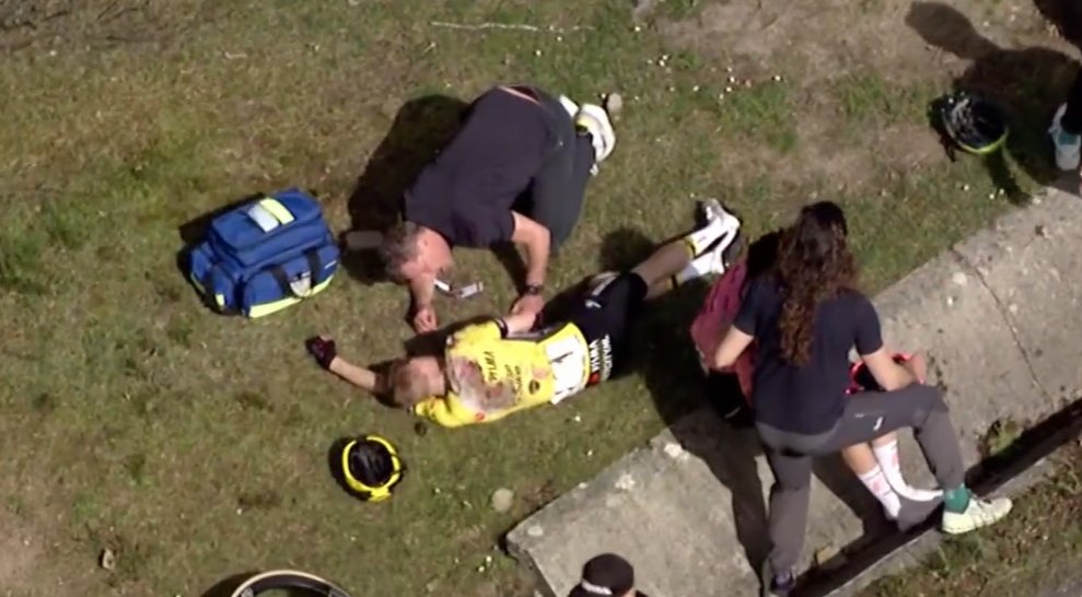 Jonas Vingegaard est resté longtemps allongé au sol après sa chute dans le Tour du Pays basque, avant d'être évacué en ambulance. Capture d'écran/Eurosport Espagne
