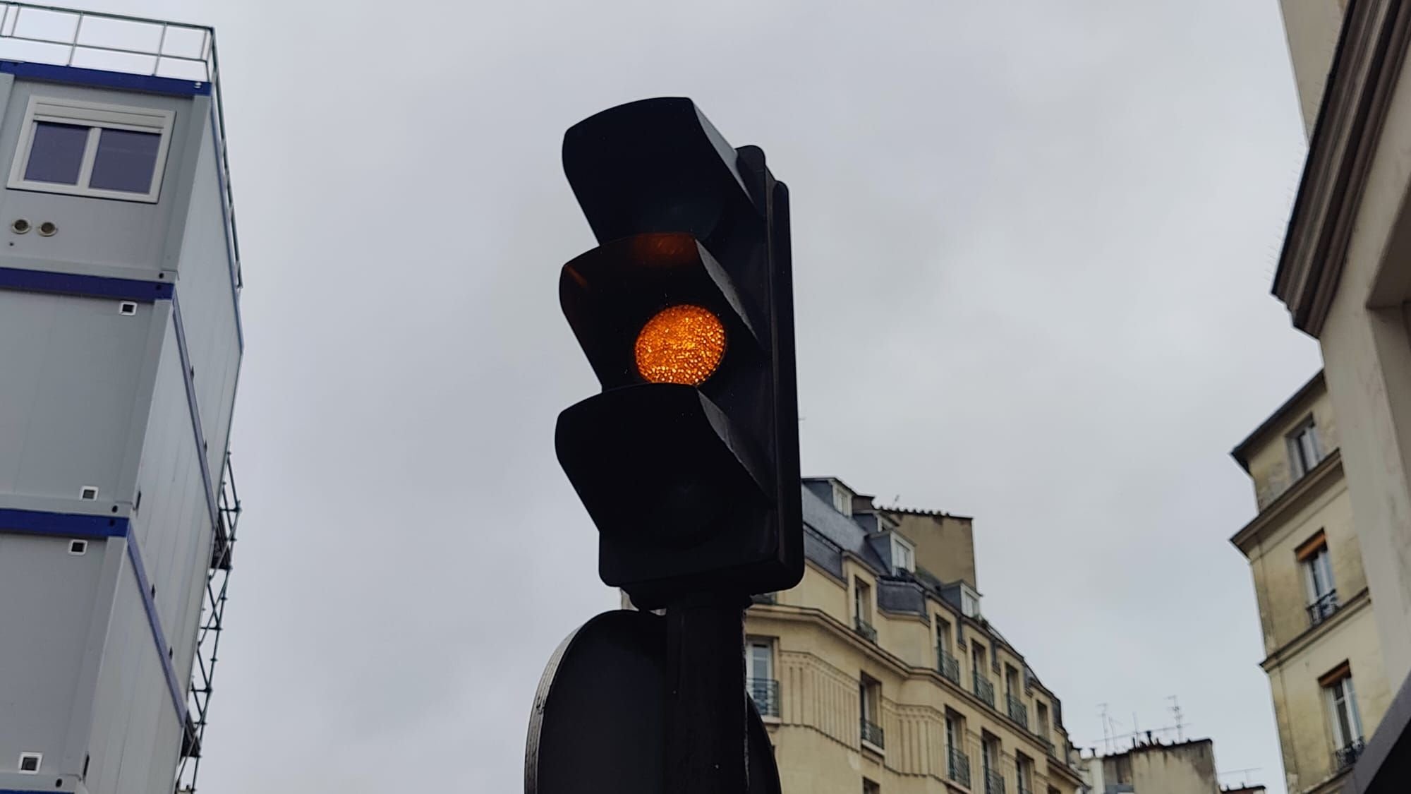 Les feux orange clignotants touchent l'ensemble des arrondissements parisiens, ici dans le IXe. LP/Charles Bonnel