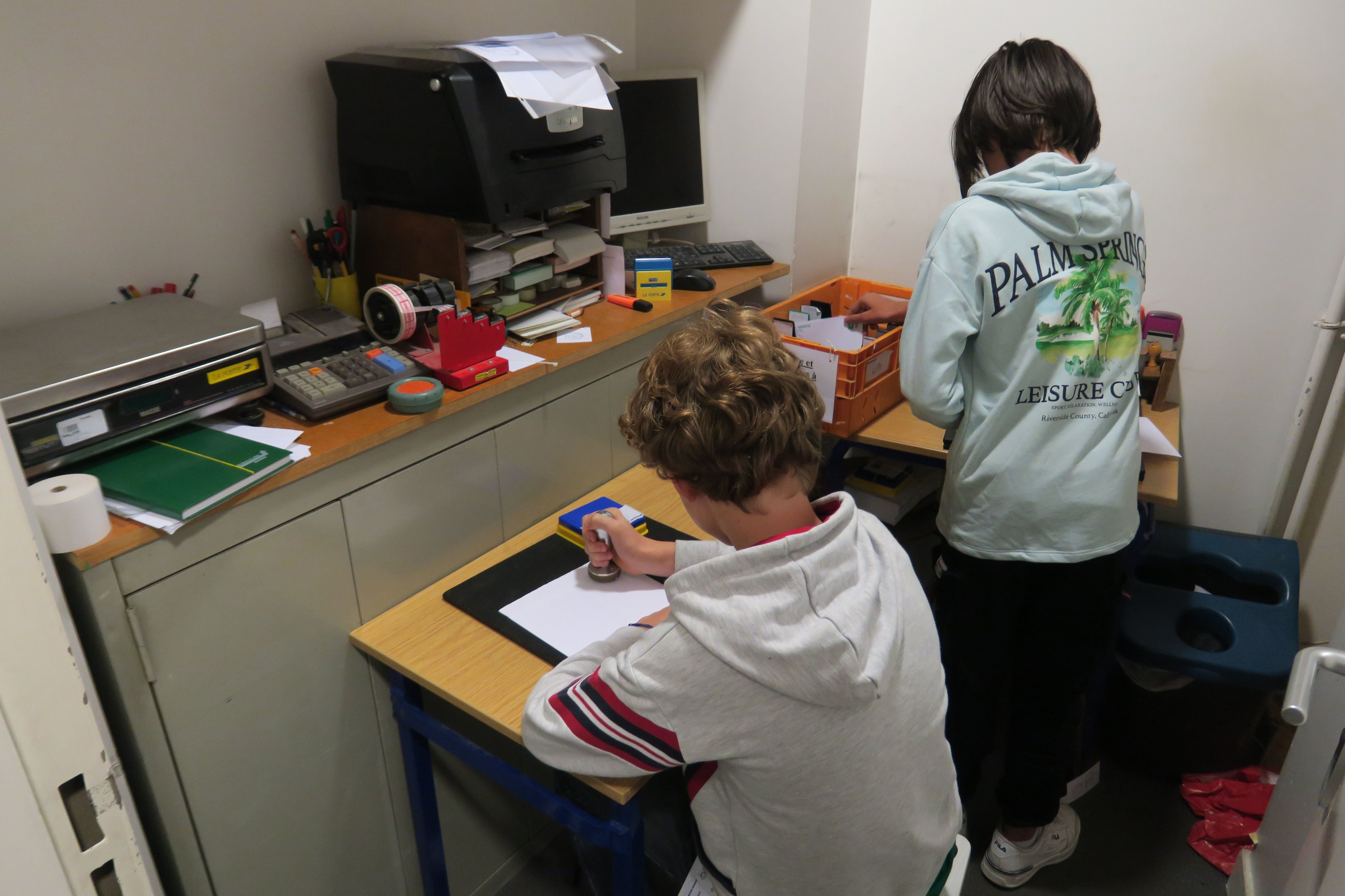 Senlis (Oise), ce vendredi 13 septembre. Malo et Gabriel, collégiens, passent régulièrement leur pause déjeuner dans ce petit local à trier, tamponner et faire partir le courrier. LP/Julie Ménard