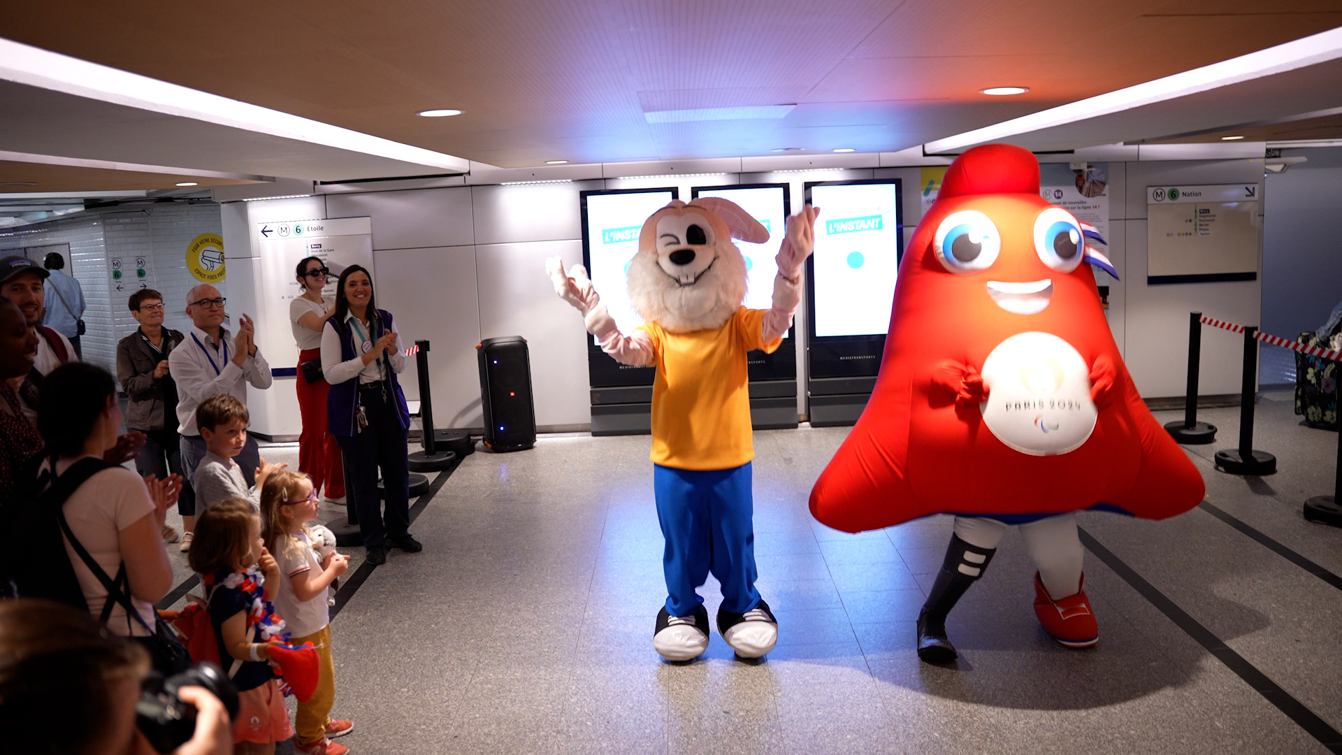 Serge le Lapin a dansé avec la Phryge, le 4 septembre 2024 à Bercy (Paris, XIIe)