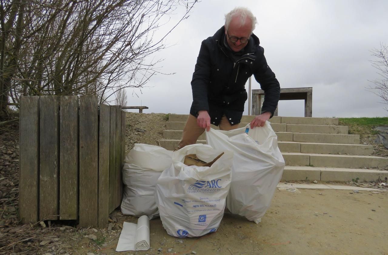 <b></b> Choisy-au-Bac, vendredi. En prévision du week-end, le maire, Jean-Luc Mignard ramasse une partie des déchets. En dix minutes, il a rempli trois sacs.