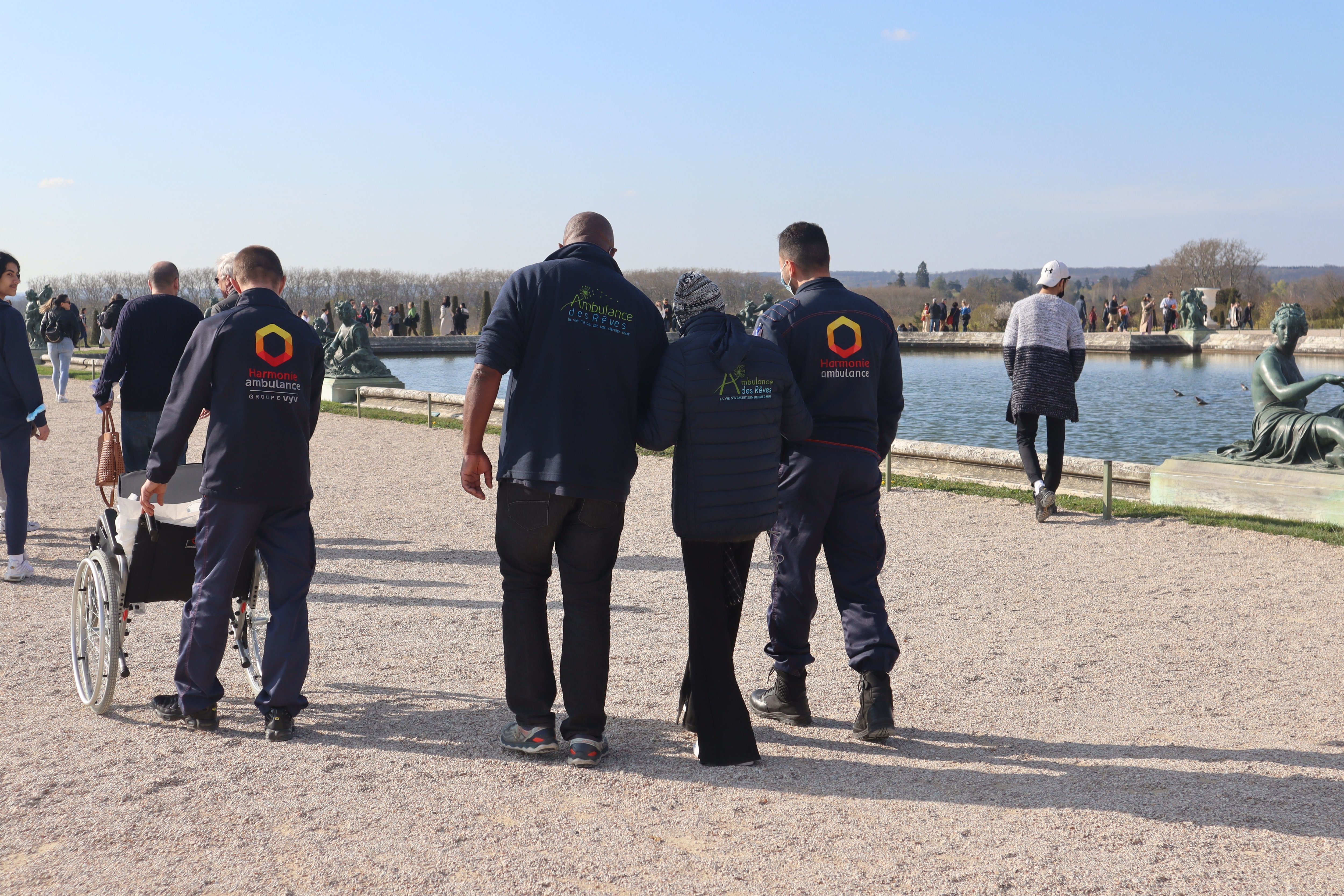 Les bénévoles de Ambulances des rêves transportent des personnes en fin de vie vers un dernier souhait. Ici, une visite au château de Versailles, en 2023. DR