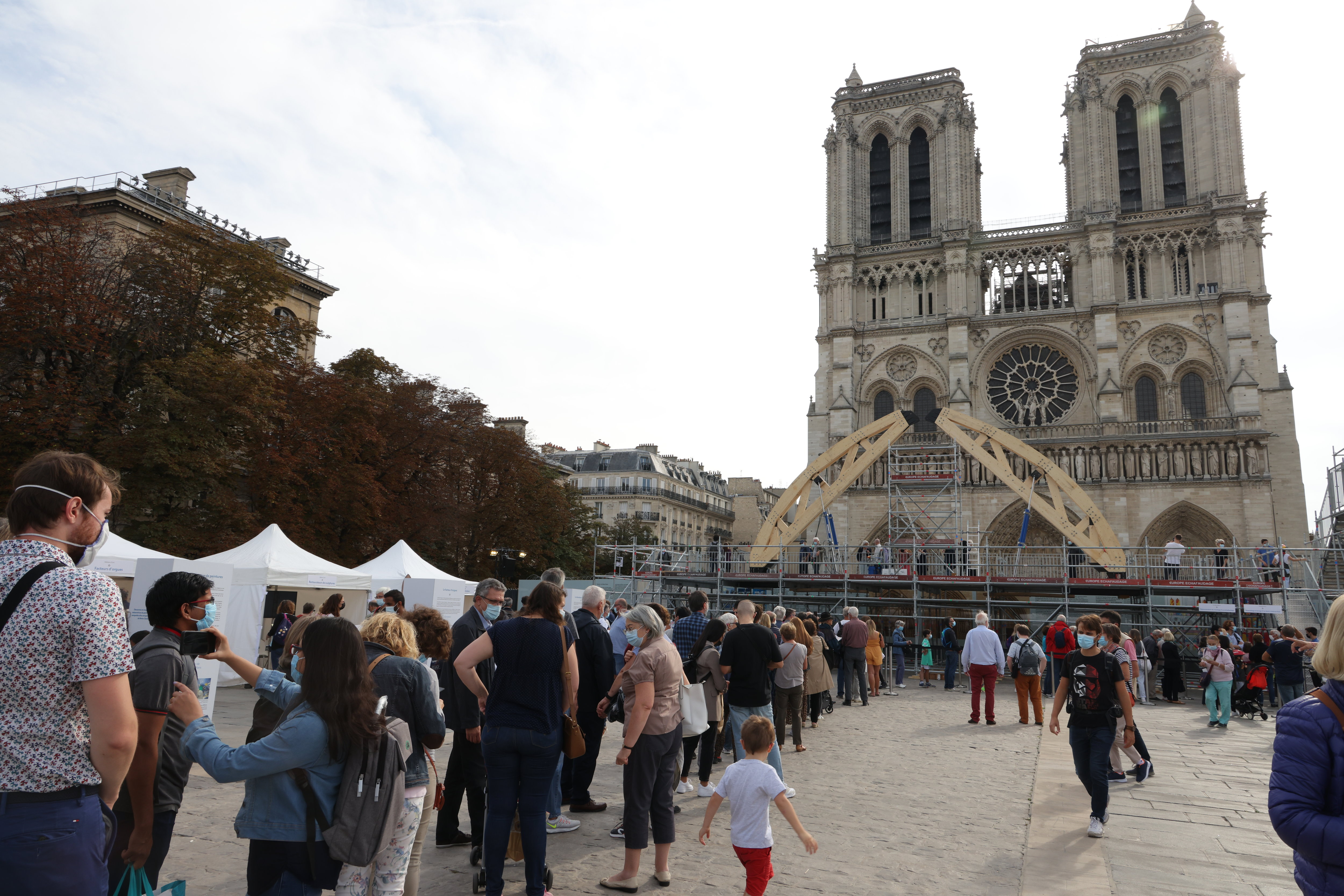 Les abords de la cathédrale Notre-Dame de Paris (ici lors des journées du Patrimoine 2021) feront l'objet d'une rénovation totale qui devrait être effective fin 2024. LP/Philippe Lavieille
