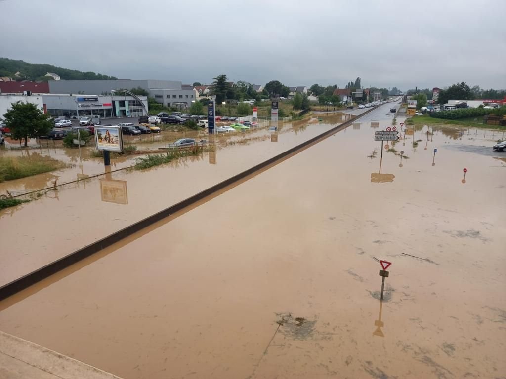 Ballainvilliers (Essonne), le 19 juin. Totalement inondée, la N 20 a été fermée à la circulation pendant près de vingt-quatre heures. Gendarmerie de l'Essonne.