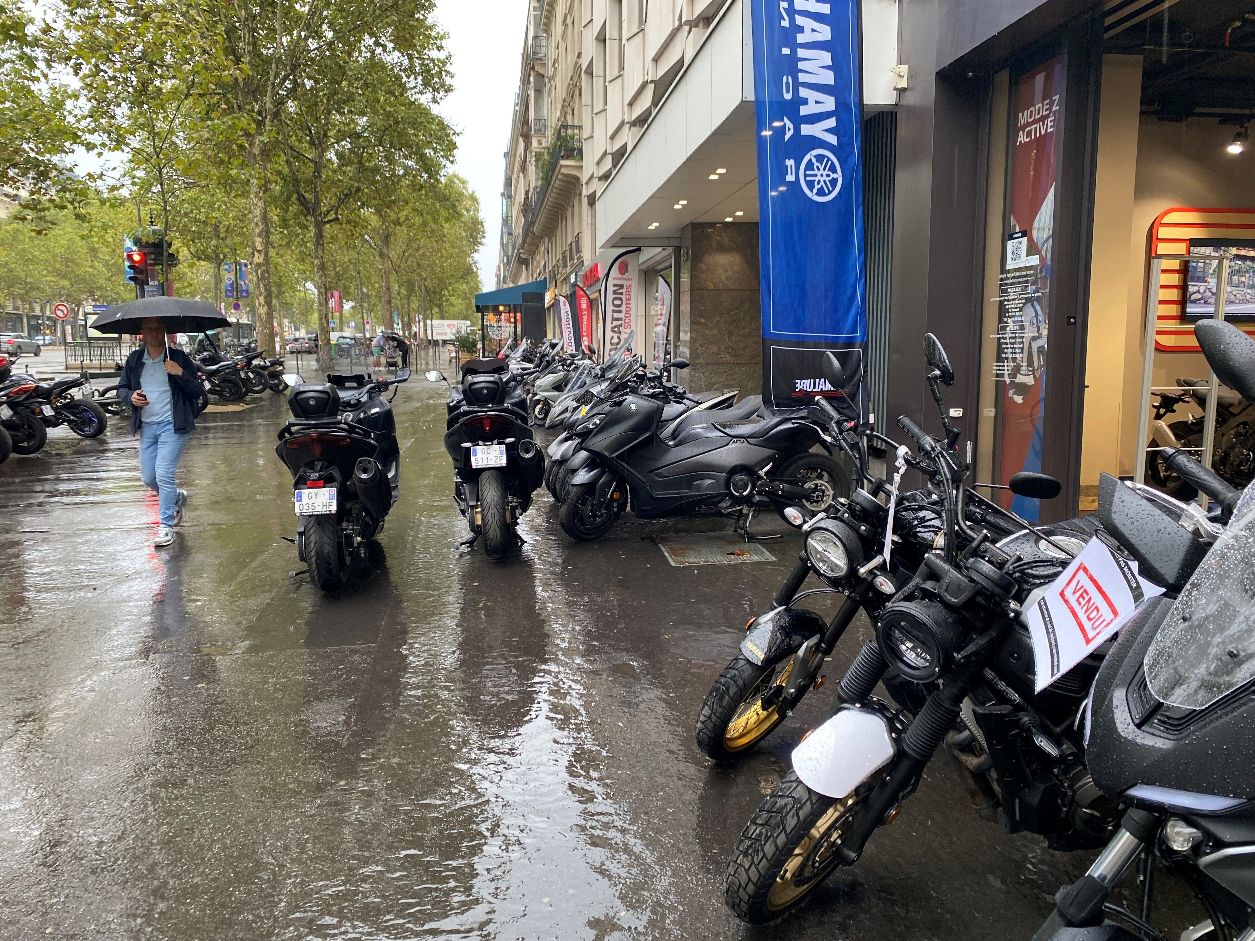 Paris, avenue de la Grande-Armée (XVIe), vendredi. Sale temps pour les vendeurs de deux-roues motorisés qui ont enregistré une baisse des ventes au premier semestre 2024. LP/Benoit Hasse