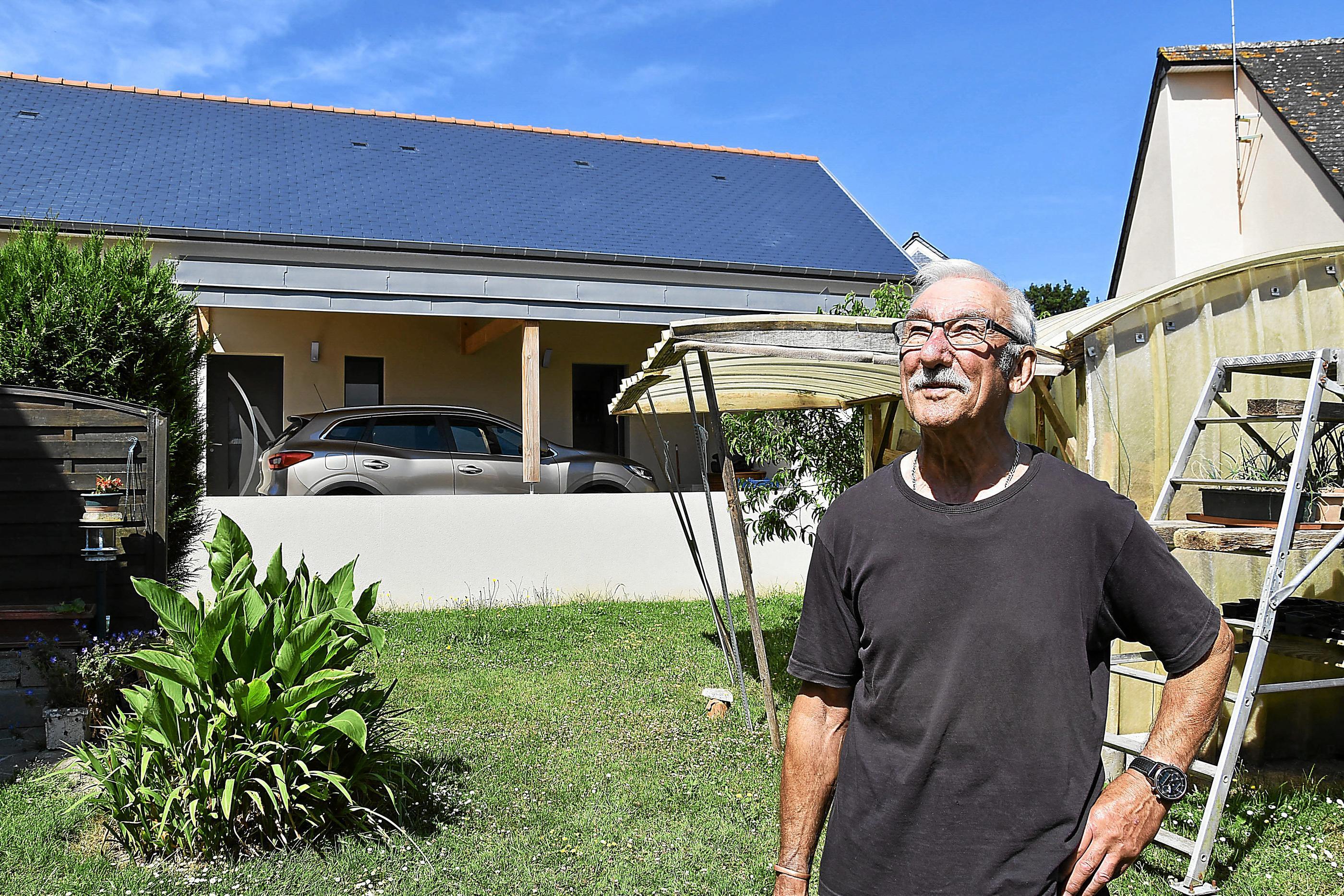 Vitré (Ille-et-Vilaine), en juin. Grâce au « Build in my back yard », Joseph, 74 ans, a vendu une partie de son jardin pour permettre à un couple de construire sa maison. PhotoPQR/Le Télégramme/Romain Roux.