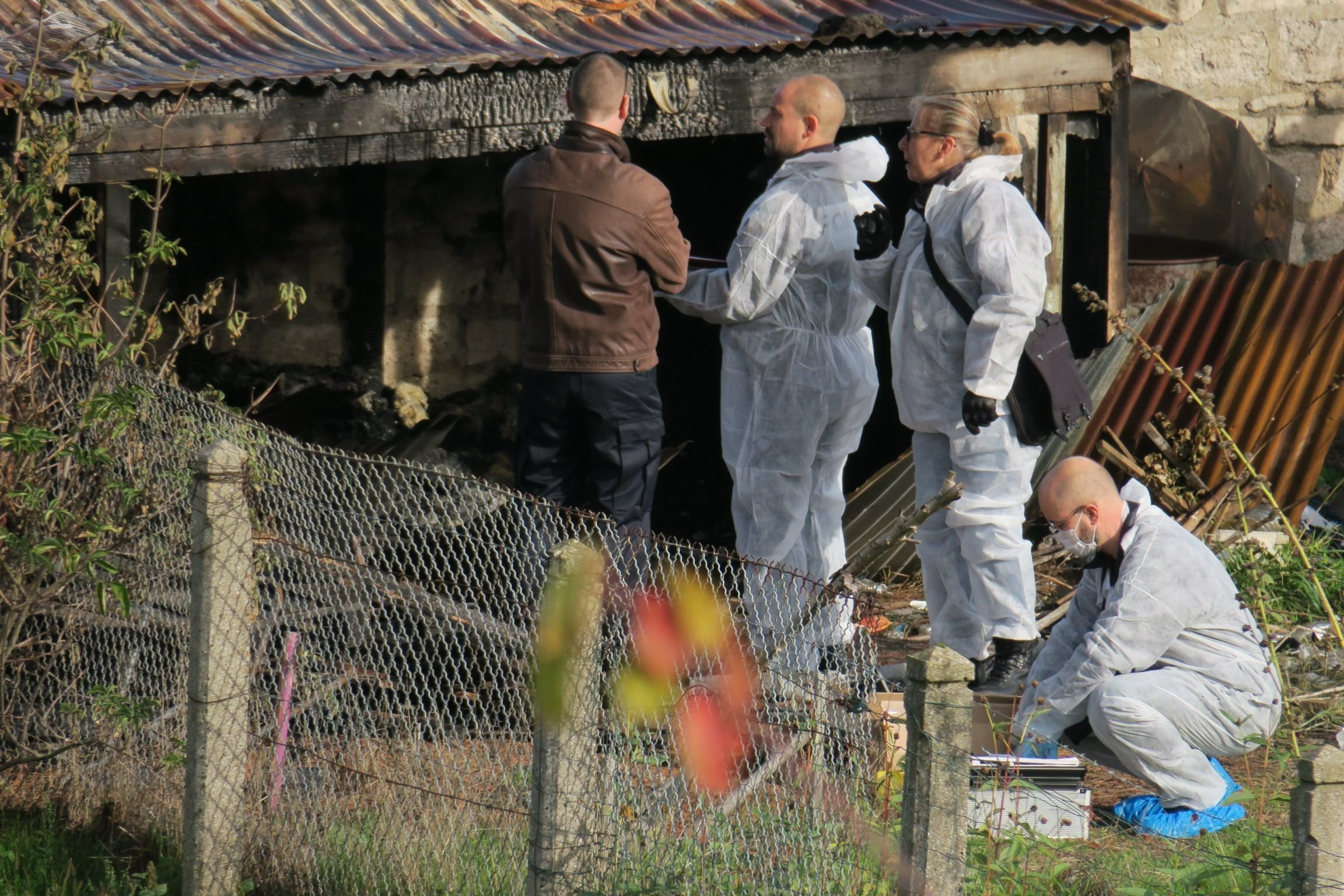 Creil (Oise), le 28 octobre 2019. Des policiers en train de faire des relevés dans le cabanon où le corps calciné de Shaïna a été retrouvé. LP/J.H