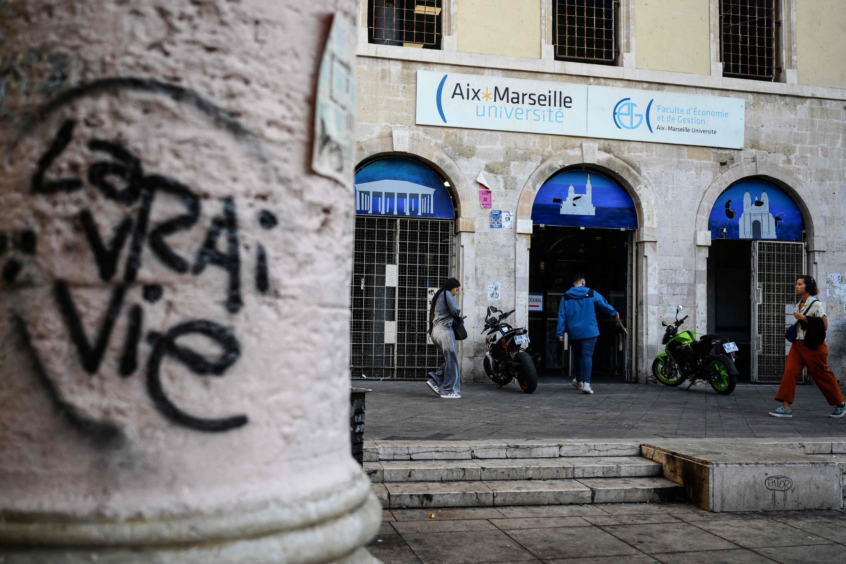 Depuis ce mercredi, une présence policière statique « pérenne sur l’ensemble des horaires d’ouverture » est installée devant l’entrée du campus Colbert de l’Université d’Aix-Marseille. AFP/Christophe Simon