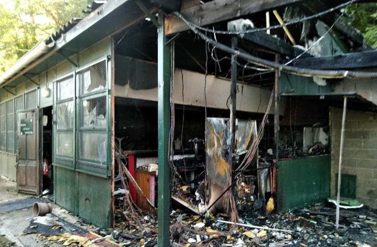 <b></b> Étampes, le 30 juin 2018. Le club house du club de rugby d’Étampes a été ravagé par un incendie volontaire.
