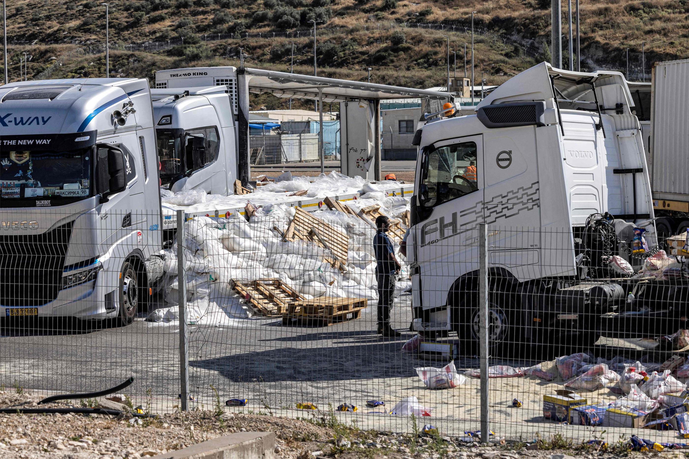 Le 13 mai, des dizaines de personnes, identifiées par des médias israéliens comme membres d’un collectif radical opposé à l’aide à Gaza, avaient bloqué des camions et saccagé leur contenu. AFP / Oren ZIV.