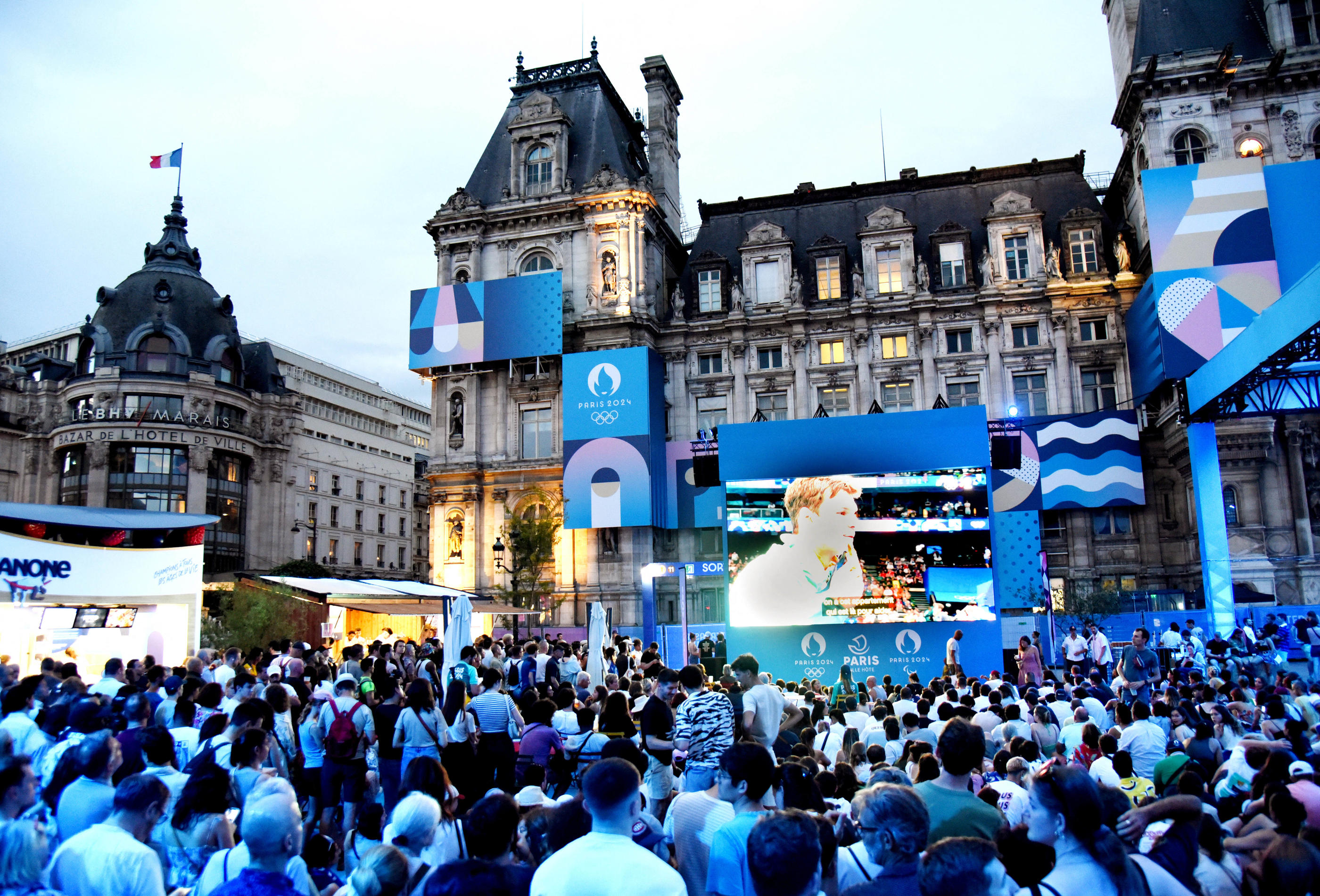 Ce samedi 10 août, le parvis de l’Hôtel de Ville (IVe arrondissement), renommé Terrasse des Jeux pendant la quinzaine de compétition, «pourra accueillir jusqu’à 2 500 personnes pour participer au départ des courses mythiques». Alain Aydin/Abaca/Icon Sport