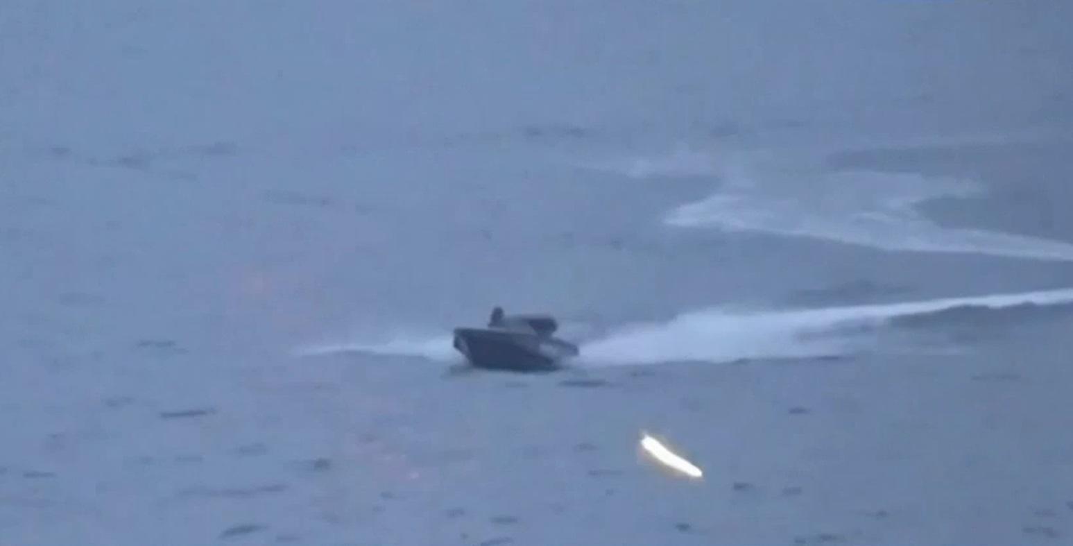 Extrait d'une vidéo fournie par le ministère russe de la Défense de la destruction d'un drone naval ukrainien au moment de l'attaque du navire  russe « Ivan Khours ». DR