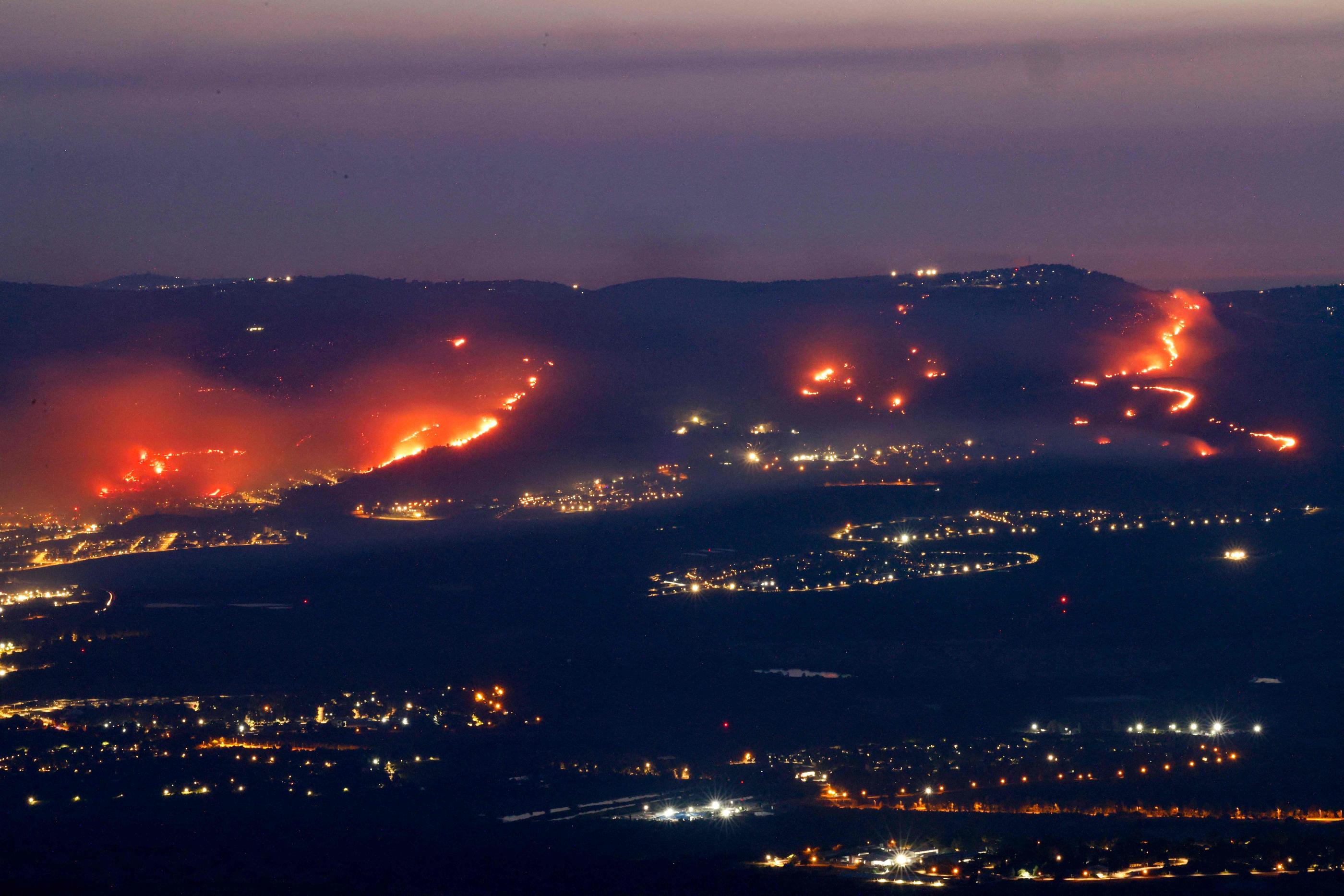 Des incendies se sont déclarés suite à des tirs de roquettes du Liban sur le nord d'Israël, à proximité de la ville de Kiryat Shmona, près de la frontière libanaise, le 3 juin 2024