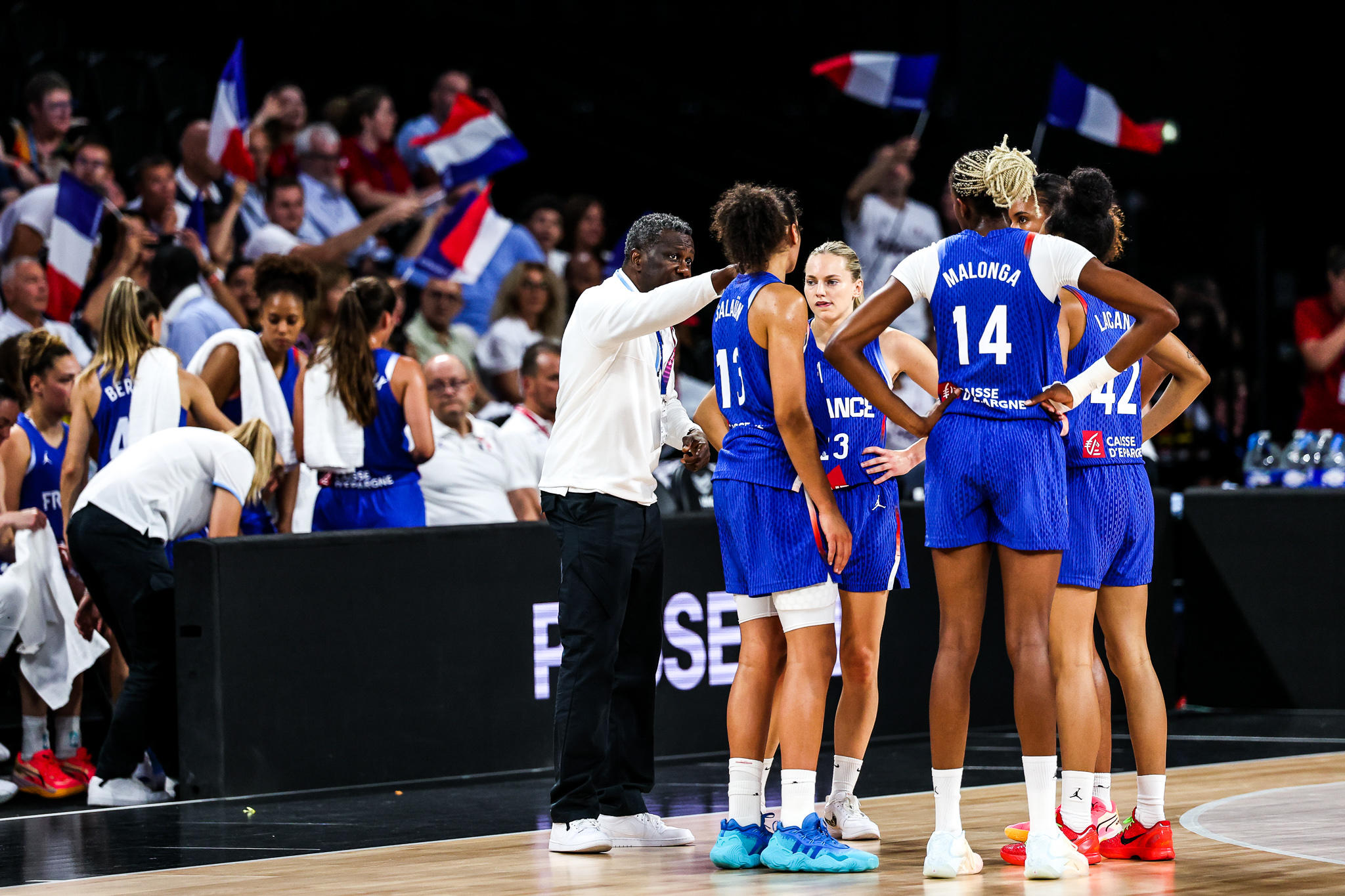 Jean-Aimé Toupane et ses joueuses lors du match de préparation contre la Serbie, vendredi dernier. Icon Sport