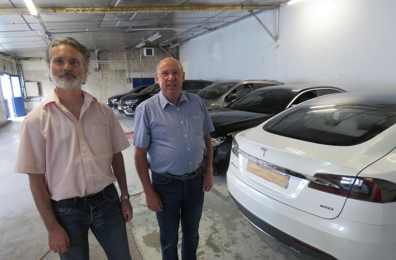 <b></b> Vaux-le-Pénil (Seine-et-Marne), juillet 2020. Le fondateur de Fineocar, Cedric Domeniconi (à gauche) et le responsable de l’agence d’Ile-de-France, Bernard Tary, ici près d’une Tesla blanche rachetée environ 60 000 euros.