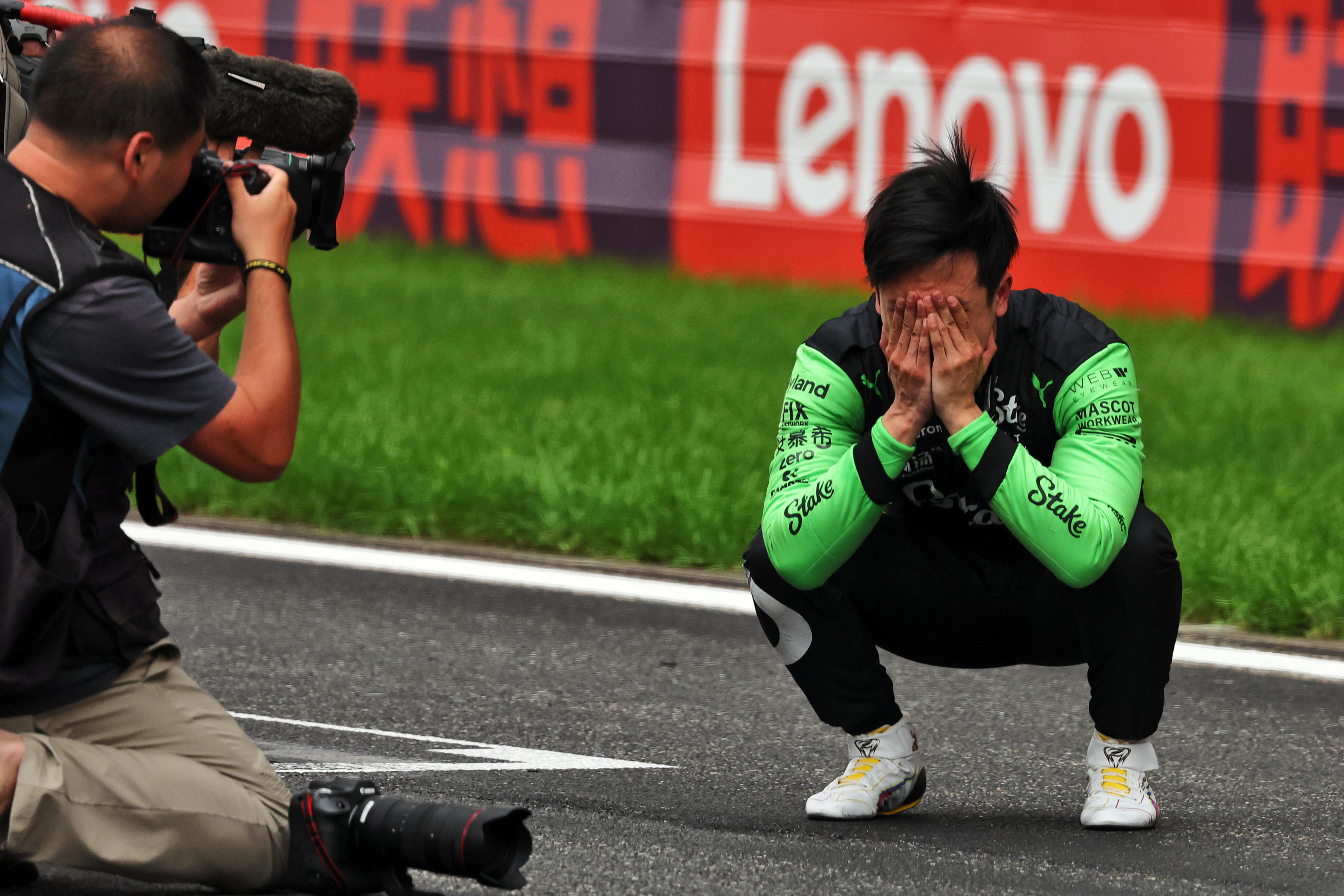 Zhou Guanyu était ému aux larmes au moment de l'hommage du public chinois à l'issue du Grand Prix à Shanghai. Icon Sport