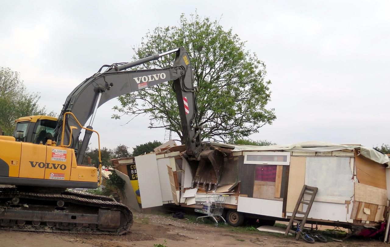 <b></b> Carrières-sous-Poissy, mercredi dernier. Les baraquements occupés par les Roms ont été rasés après le démantèlement des camps. 