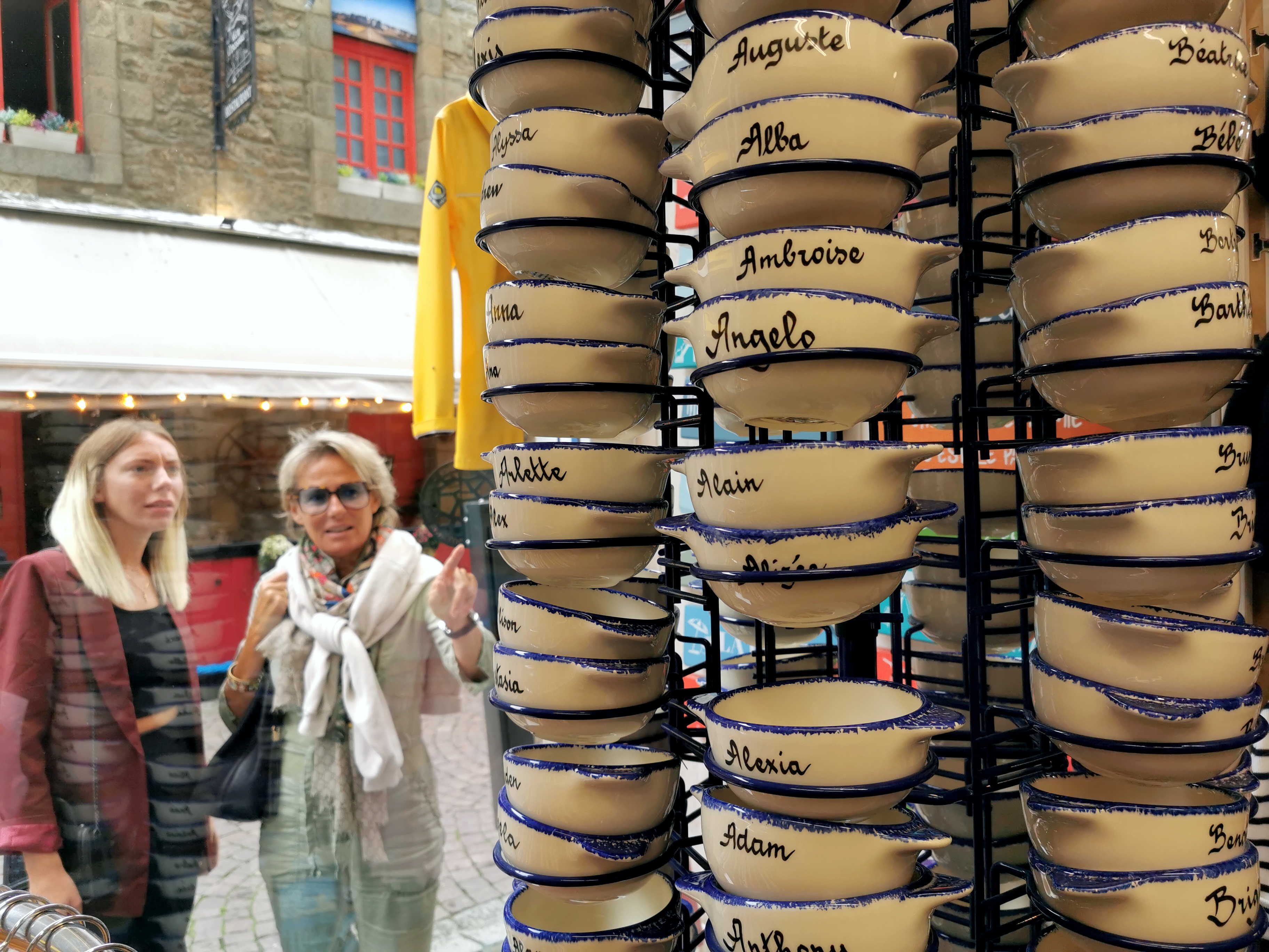Saint-Malo, le 1er août 2023. Les vendeurs de "bols à prénom" bretons écoulent des centaines d'exemplaires par jour en haute saison, grâce à un choix toujours plus large au fil des ans. LP/A.H.