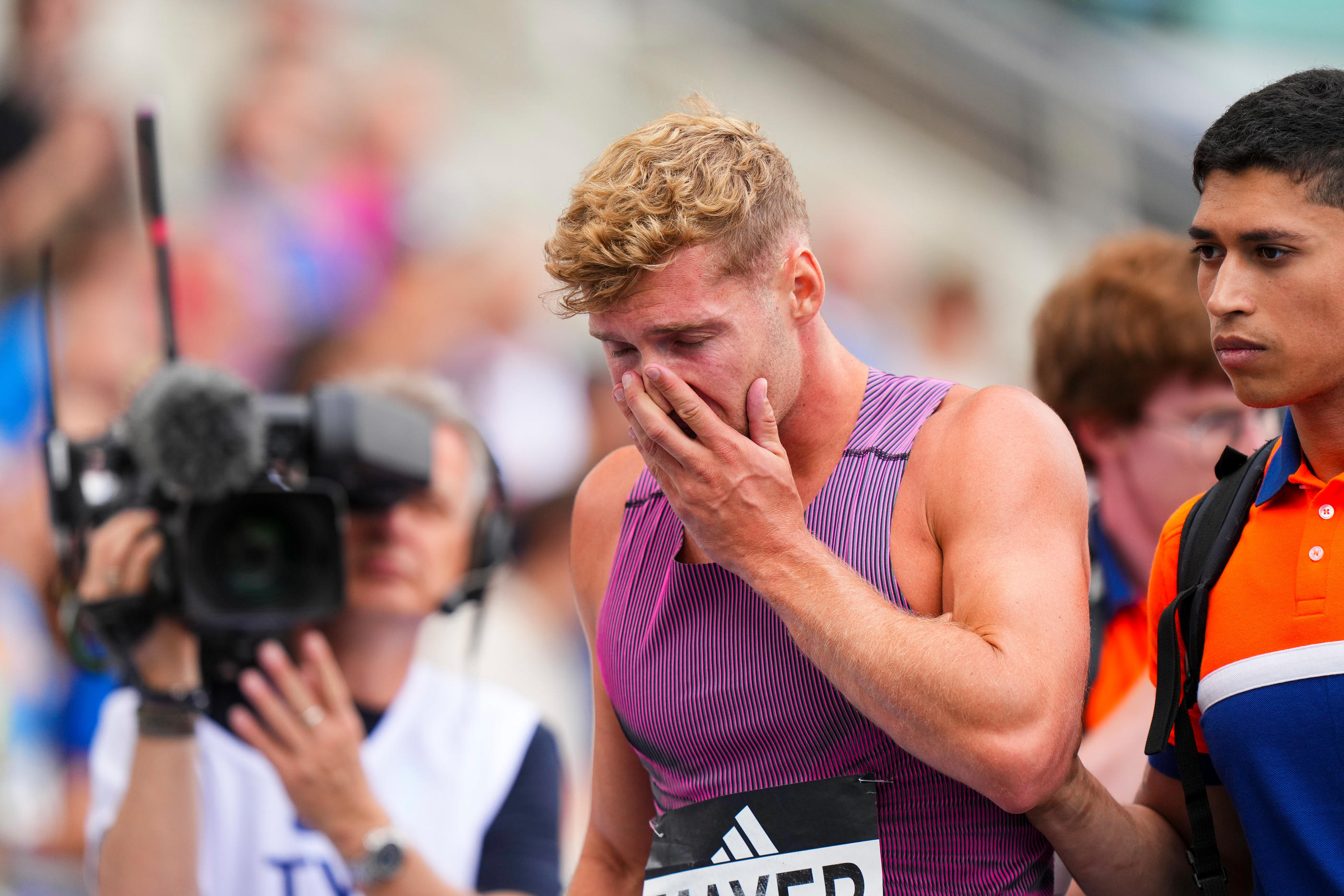 Kevin Mayer après sa chute au Meeting de Paris. Reuters.