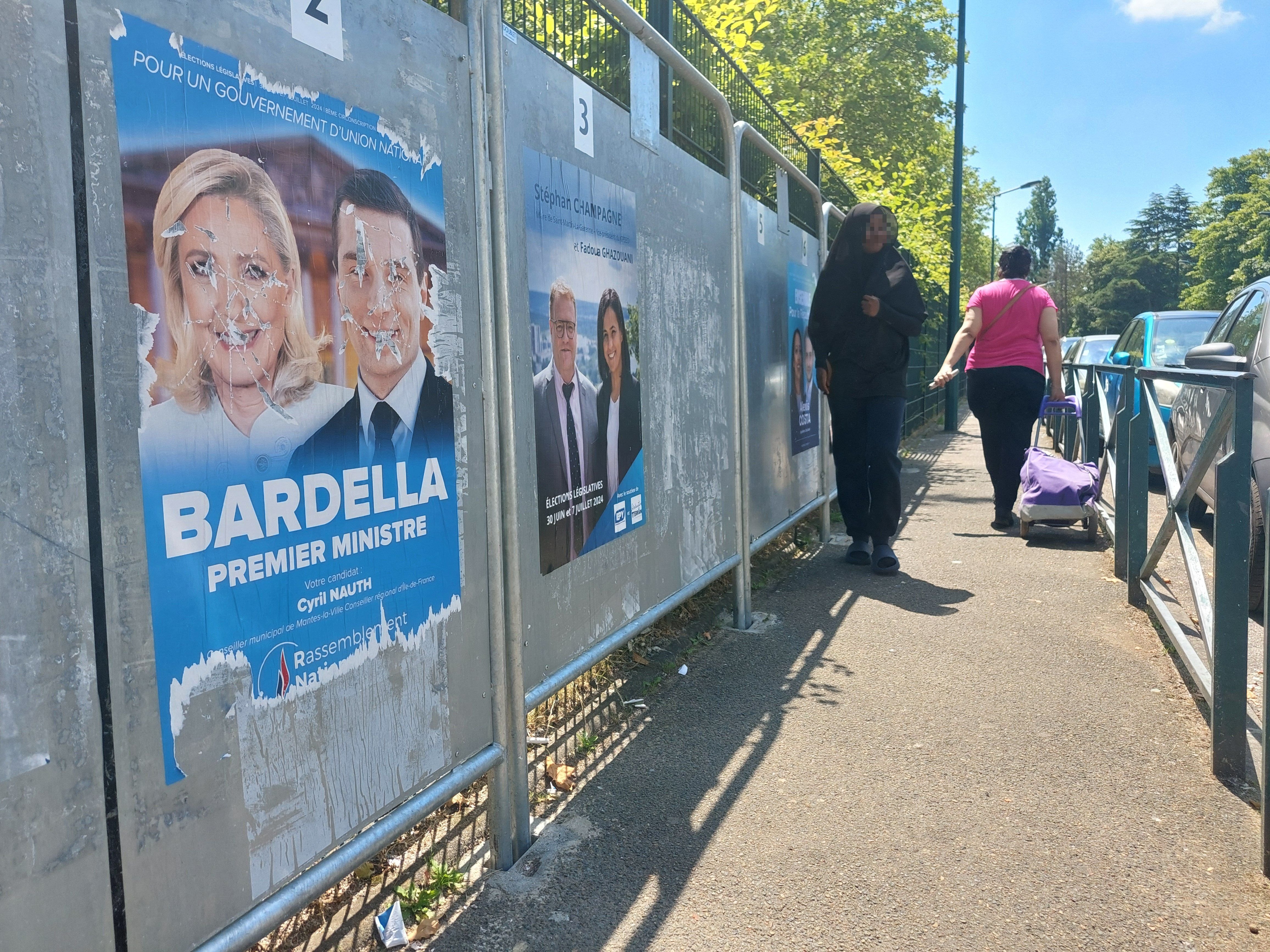 Mantes-la-Jolie, mardi midi. "Il y a 15 ans, ça n'aurait sans doute pas été aussi aisé", témoigne Laurent Morin, candidat aux législatives et qui colle lui-même ses affiches dans les quartiers sensibles.