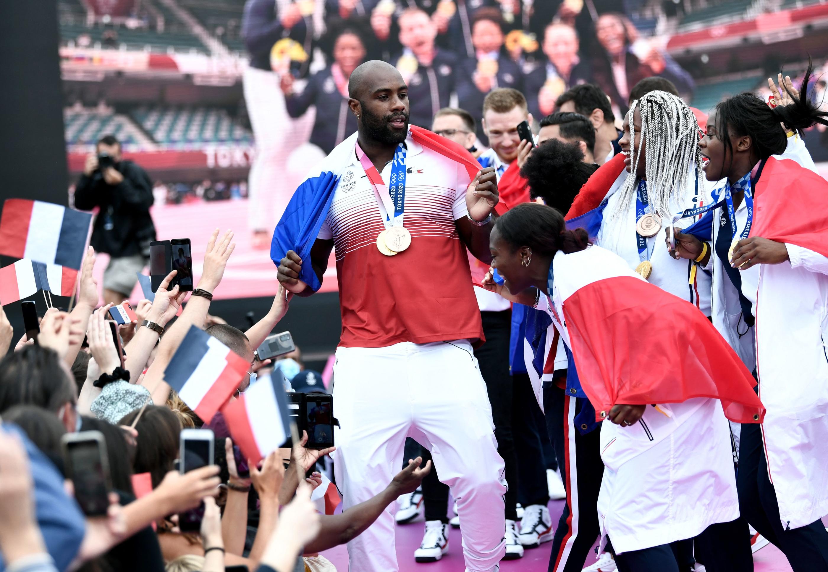Teddy Riner et l'ensemble de l'équipe de France de judo célèbrent son titre avec les supporters français au Trocadero. AFP/Stéphane de Sakutin