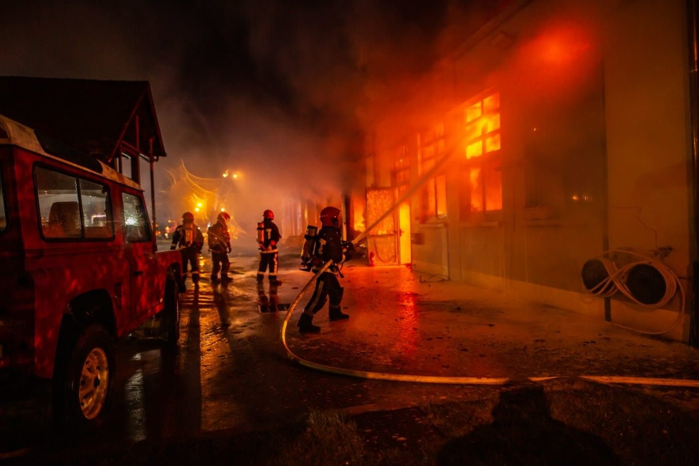 Etampes, samedi 24 décembre 2022. Près d'une cinquantaine de sapeur-pompiers ont été mobilisés pour venir à bout des flammes qui ont dévasté une partie du centre de secours dans la nuit de vendredi à samedi. Sdis 91