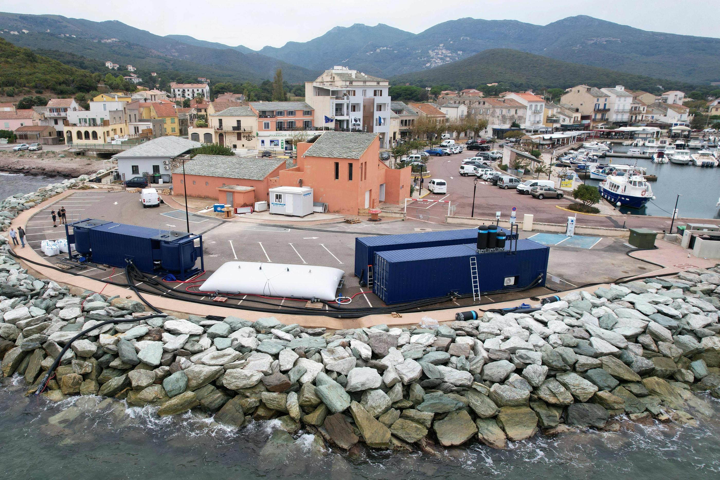 Energivores les unités de dessalement (comme ici à Macinaggio en Corse) génèrent aussi des saumures, particules de sel séparées de l’eau de mer et rejetées dans la mer, causant une augmentation des niveaux de salinité de l’eau. AFP/Pascal Pochard-Casabianca