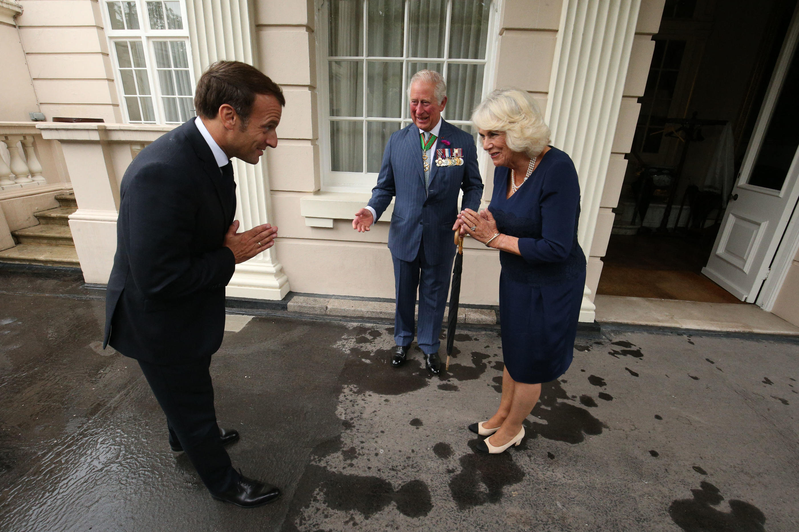 Emmanuel Macron, Charles III, alors prince de Galles, et son épouse Camilla, le 18 juin 2020 à Londres. AFP/pool/Jonathan Brady