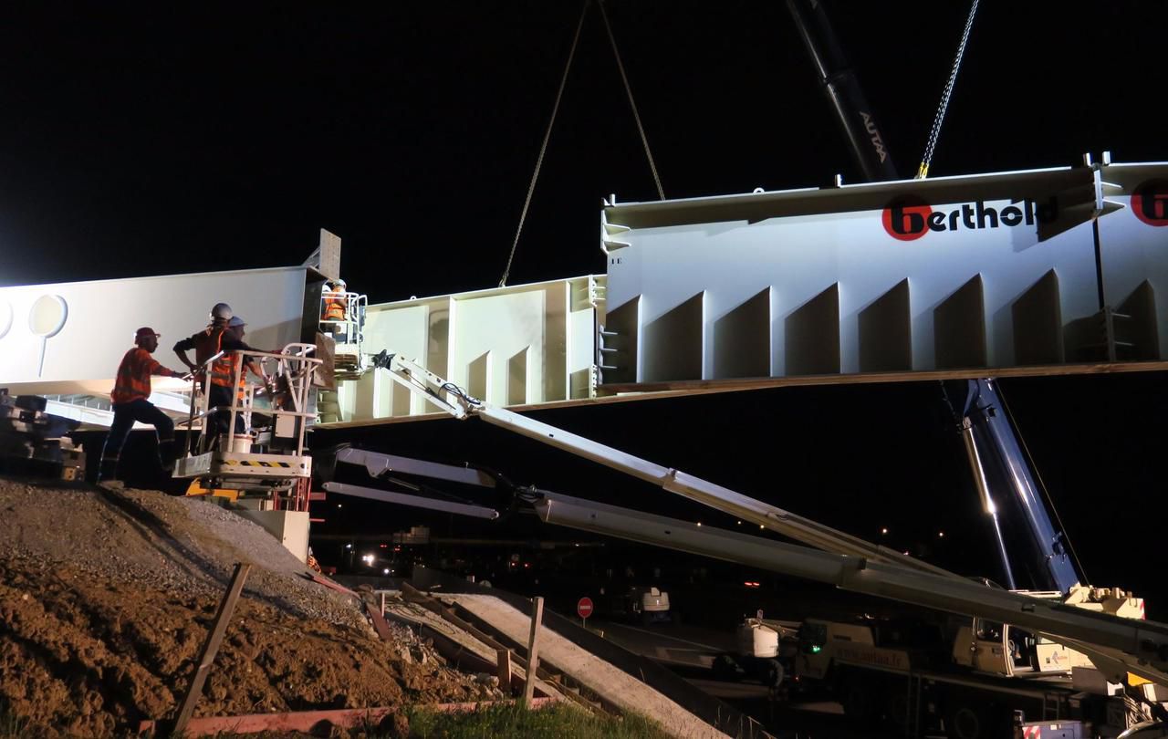 <b></b> Lieusaint, lundi soir. La première étape du chantier a consisté à fixer les avant-becs. Ces deux pièces constituent un système de guidage de la passerelle pour garantir sa stabilité lorsqu’elle sera tirée au-dessus de l’autoroute. 