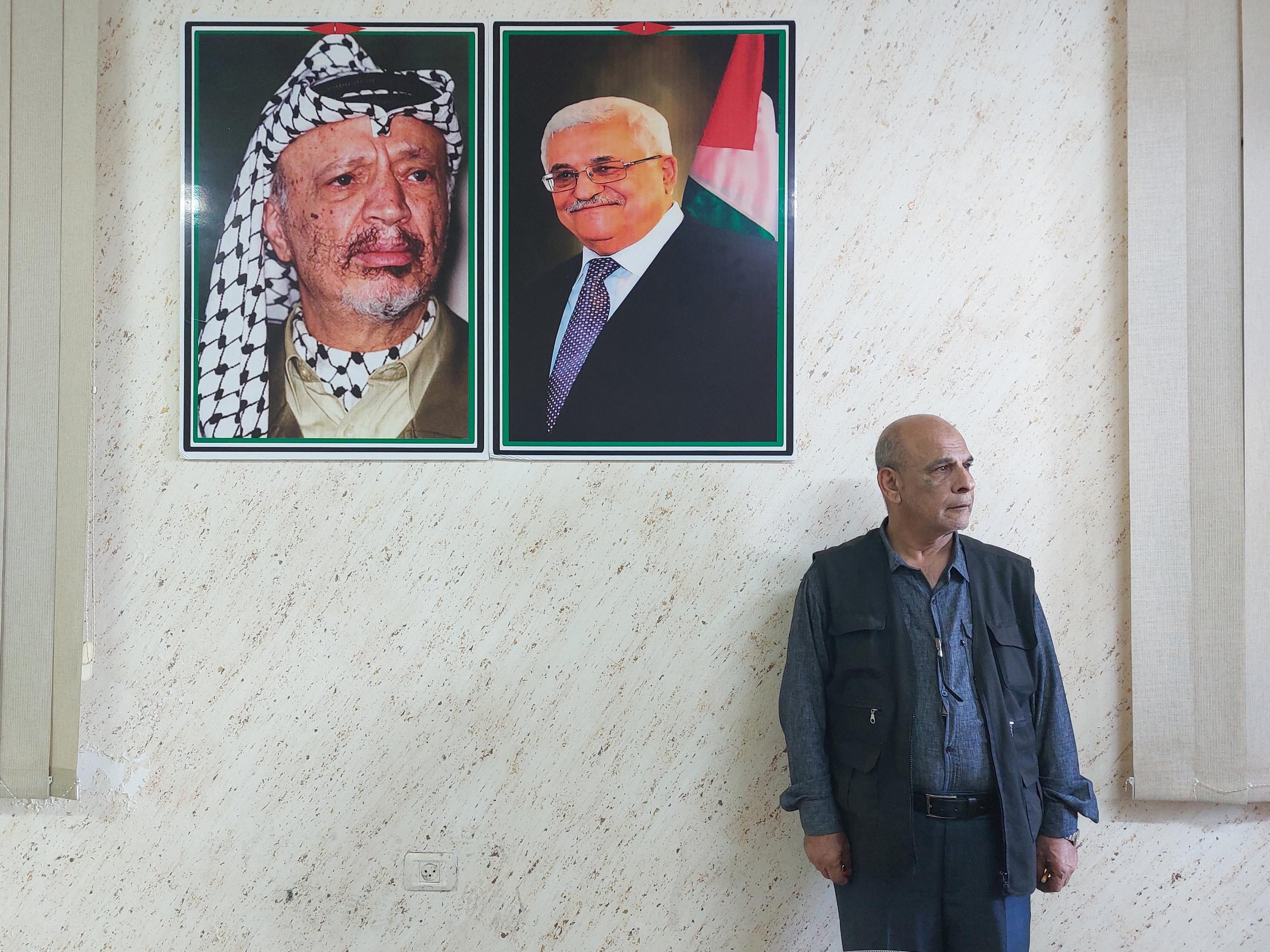 Jamal Sabatin, le président de la municipalité de Husan, en Cisjordanie. Il s'indigne de la situation créée par les blocs de béton placés par l'armée israélienne sur la route d’accès ouest au village. LP/Christel Brigaudeau