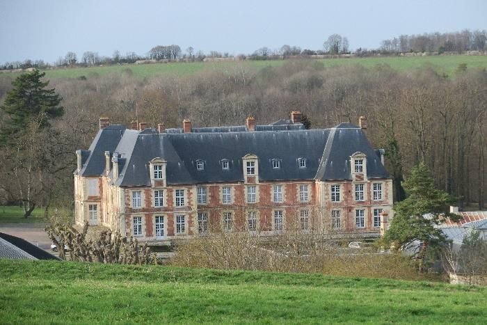 Thiverval-Grignon. Le château, appartenant à l'Etat, accueille régulièrement des familles sans-abri pour de courts séjours d'urgence.