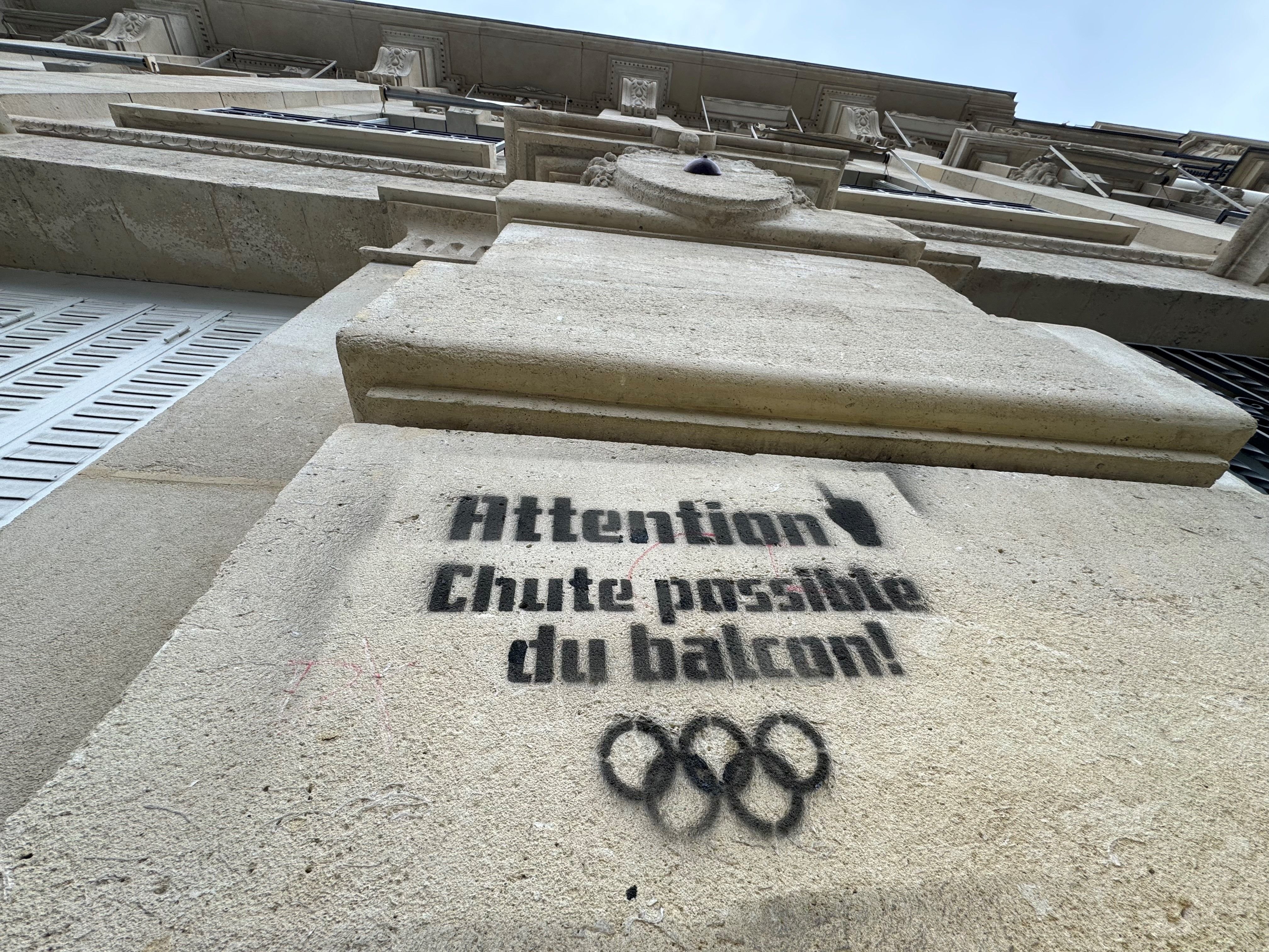 JO Paris 2024 : qui a tagué « Attention, chute possible du balcon » dans les rues de la capitale ? - Le Parisien