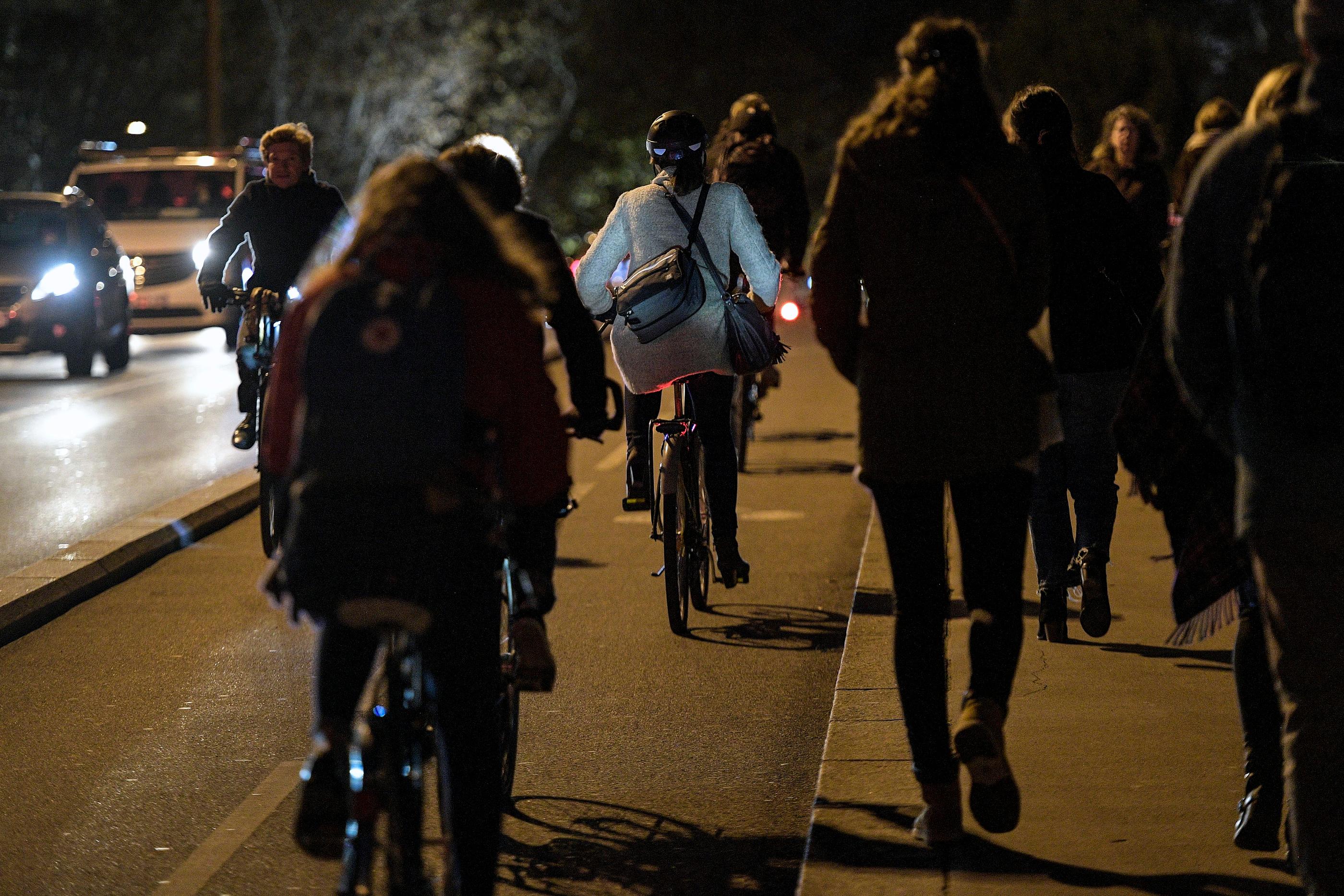 27% des cyclistes urbains n'allument pas systématiquement leurs feux vélo après la tombée de la nuit. (MaxPPP)