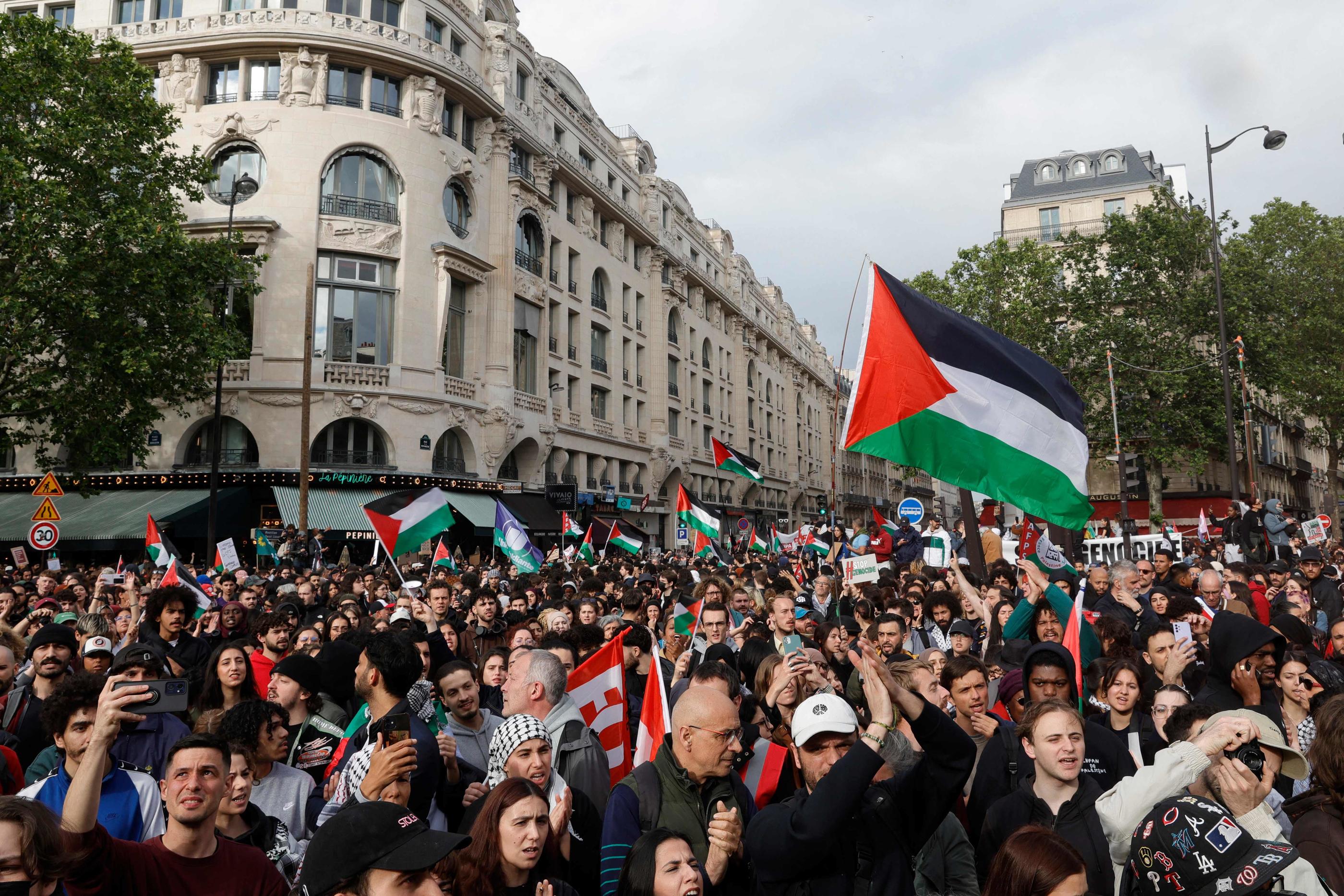Une manifestation en soutien au peuple palestinien s'est tenue ce lundi à Paris. AFP / Geoffroy VAN DER HASSELT