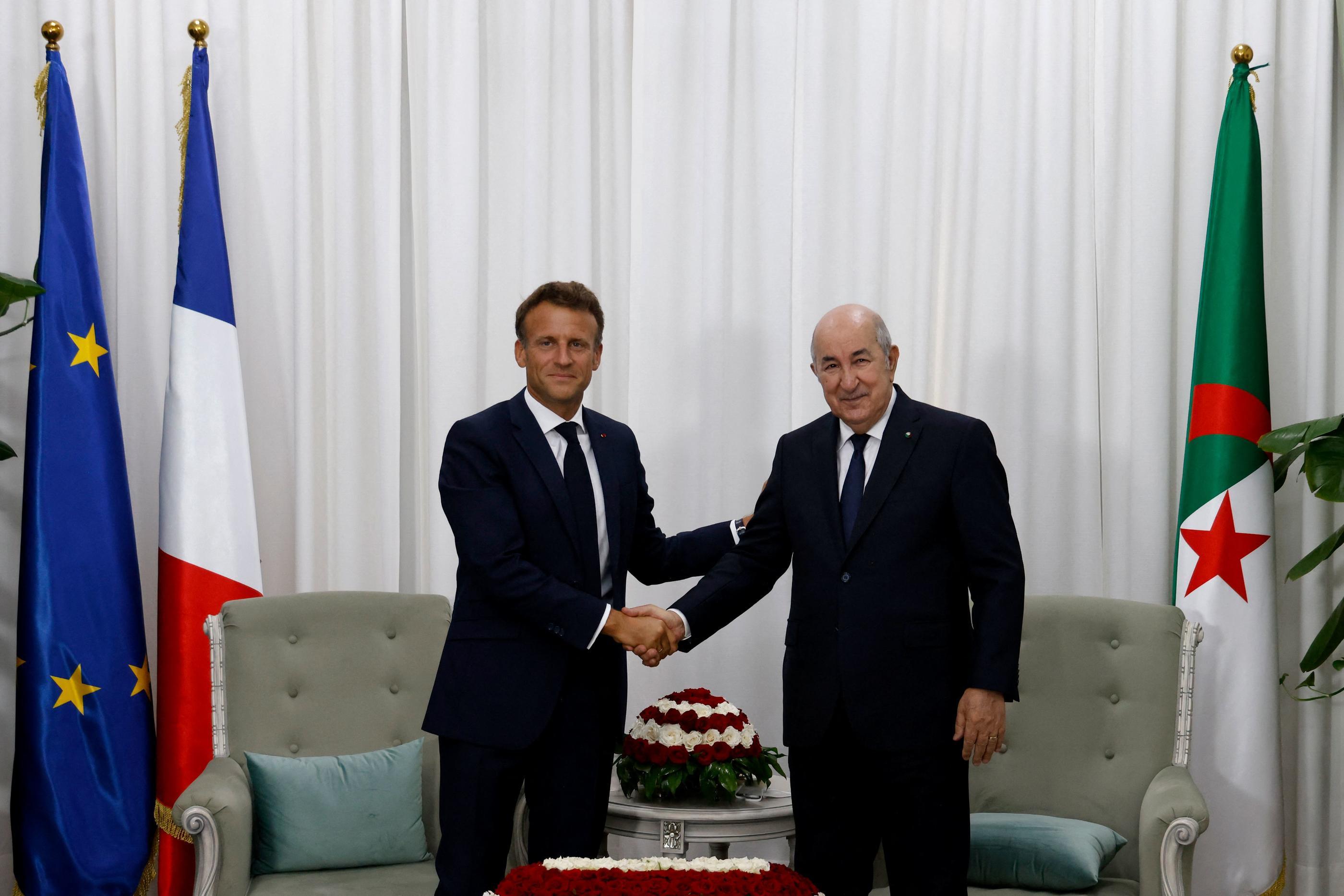 En août 2022, la visite d'Emmanuel Macron en Algérie (ici avec le président Tebboune) a été ponctuée par la signature d’une déclaration commune appelant à un « partenariat renouvelé, concret et ambitieux ». AFP/Ludovic Marin