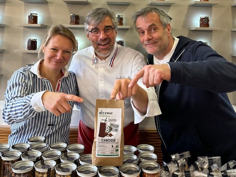 La Garenne-Colombes. Le pâtissier Nicolas Bernardé (au centre) a conçu Cabossé, une boisson sèche au chocolat qui se transforme en une sorte de sirop, avec le chef Damien Duquesnes, aussi fondateur, et Charlotte Figarede, de la société Necense qui commercialise des sodas. DR